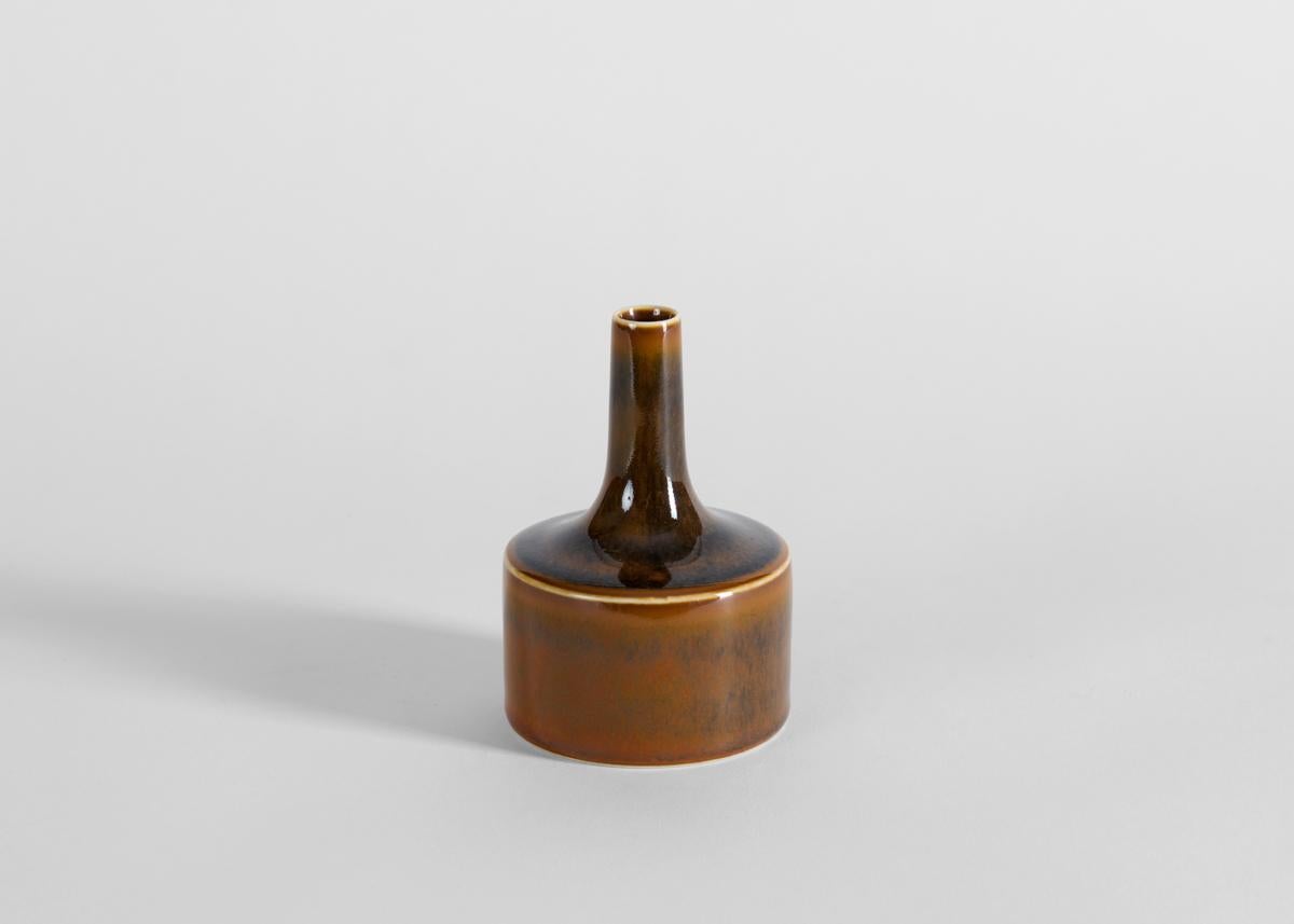 Carl-HenRY Stalhane, Piccolo vaso a collo lungo con smalto marrone, Svezia, anni '60 In condizioni buone in vendita a New York, NY