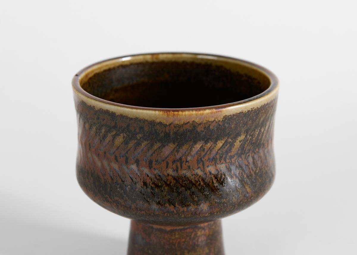 Un vaso di metà secolo splendidamente smaltato eseguito da Carl-Henry Stalhane per la Venerabile azienda svedese di ceramiche Rorstrand. Firmato.