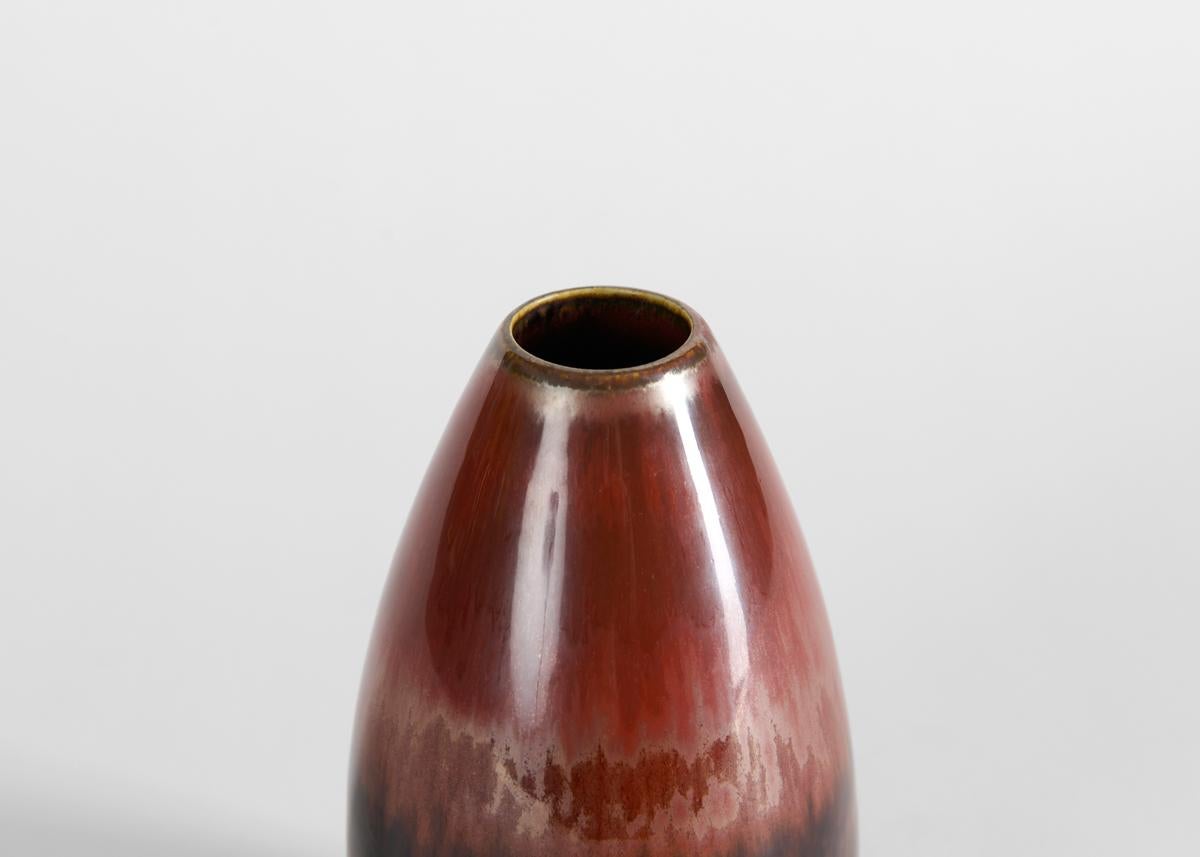 Un vase du milieu du siècle magnifiquement émaillé, exécuté par Carl-Henry Stalhane pour la vénérable firme suédoise de céramique Rorstrand. Signé.