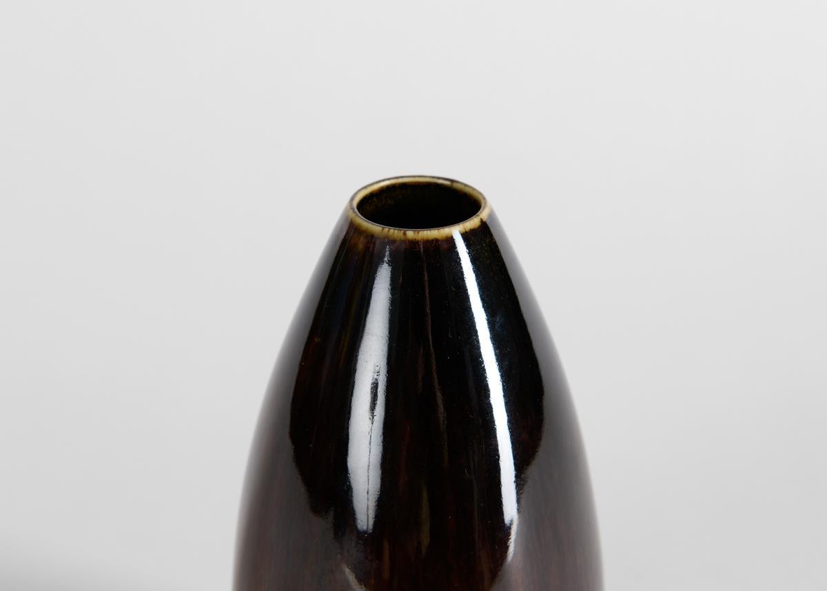Un vaso di metà secolo splendidamente smaltato eseguito da Carl-Henry Stalhane per la Venerabile azienda svedese di ceramiche Rorstrand. Firmato.