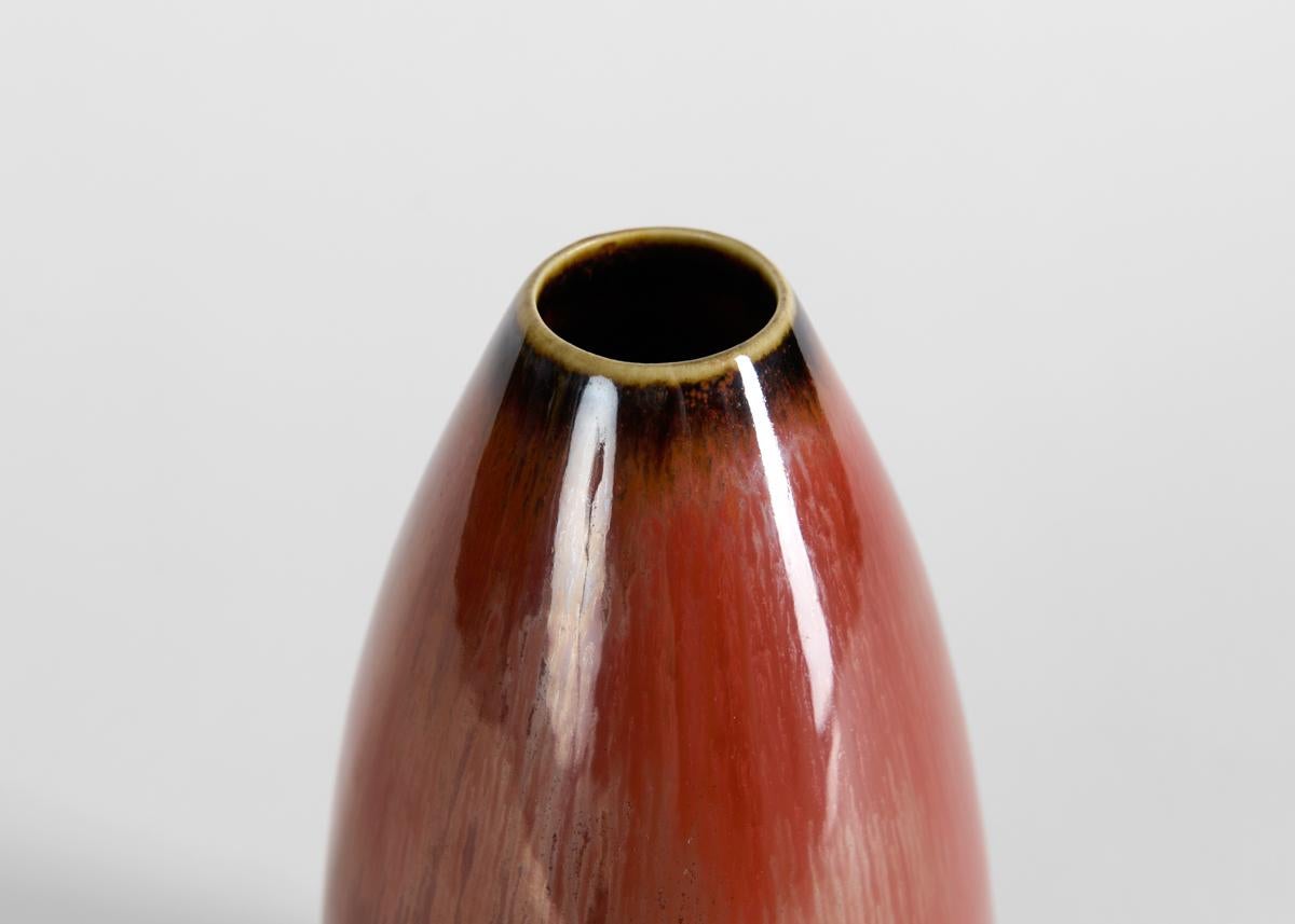 Un vaso di metà secolo splendidamente smaltato eseguito da Carl-Henry Stalhane per la Venerabile azienda svedese di ceramiche Rorstrand. Firmato.