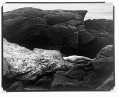 Nudo femminile, fotografia contemporanea in bianco e nero su scogliera, nudo #125