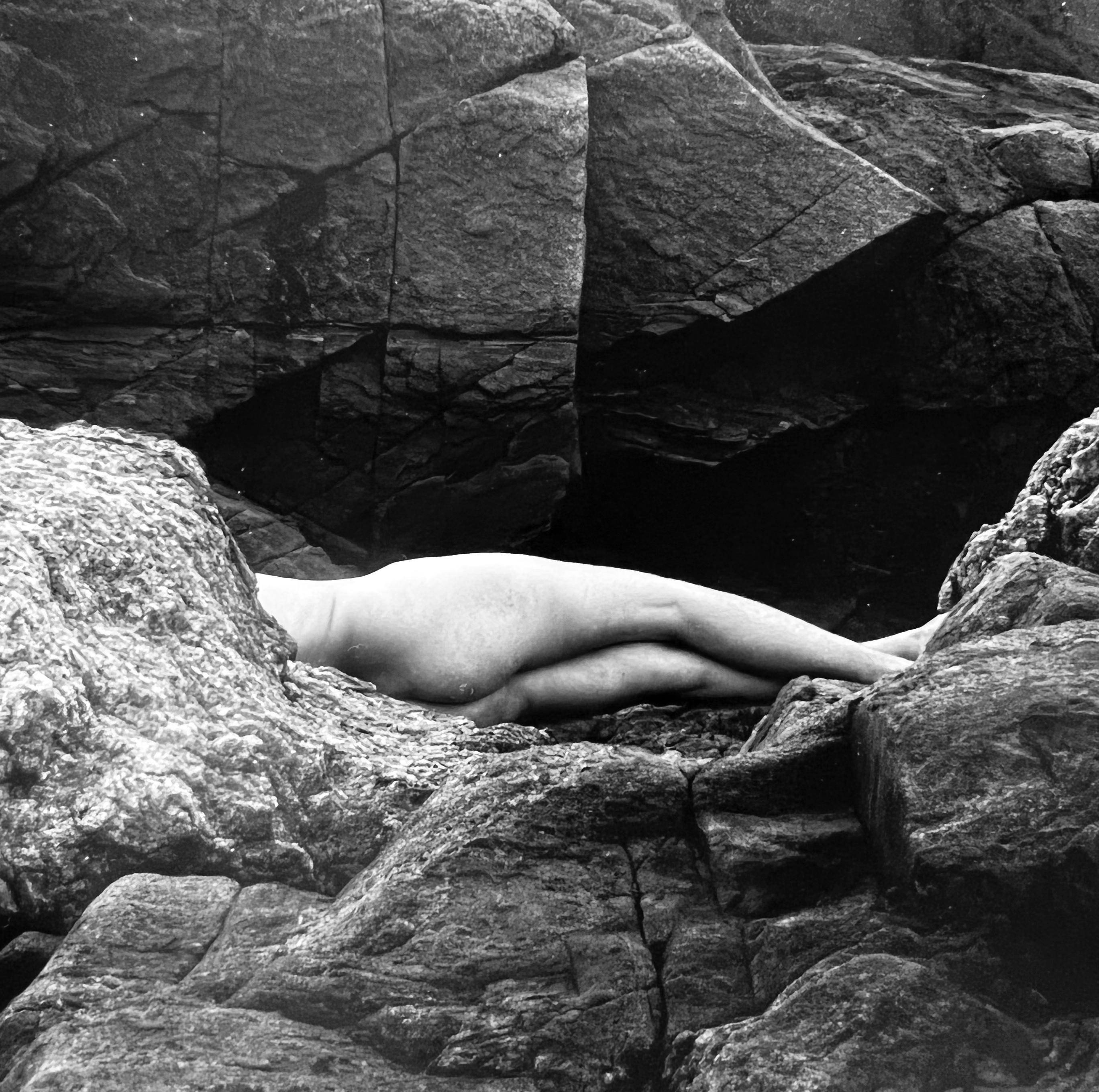 Nu féminin, photographie contemporaine en noir et blanc sur des falaises de plage, Nu #125 - Contemporain Photograph par Carl Hyatt