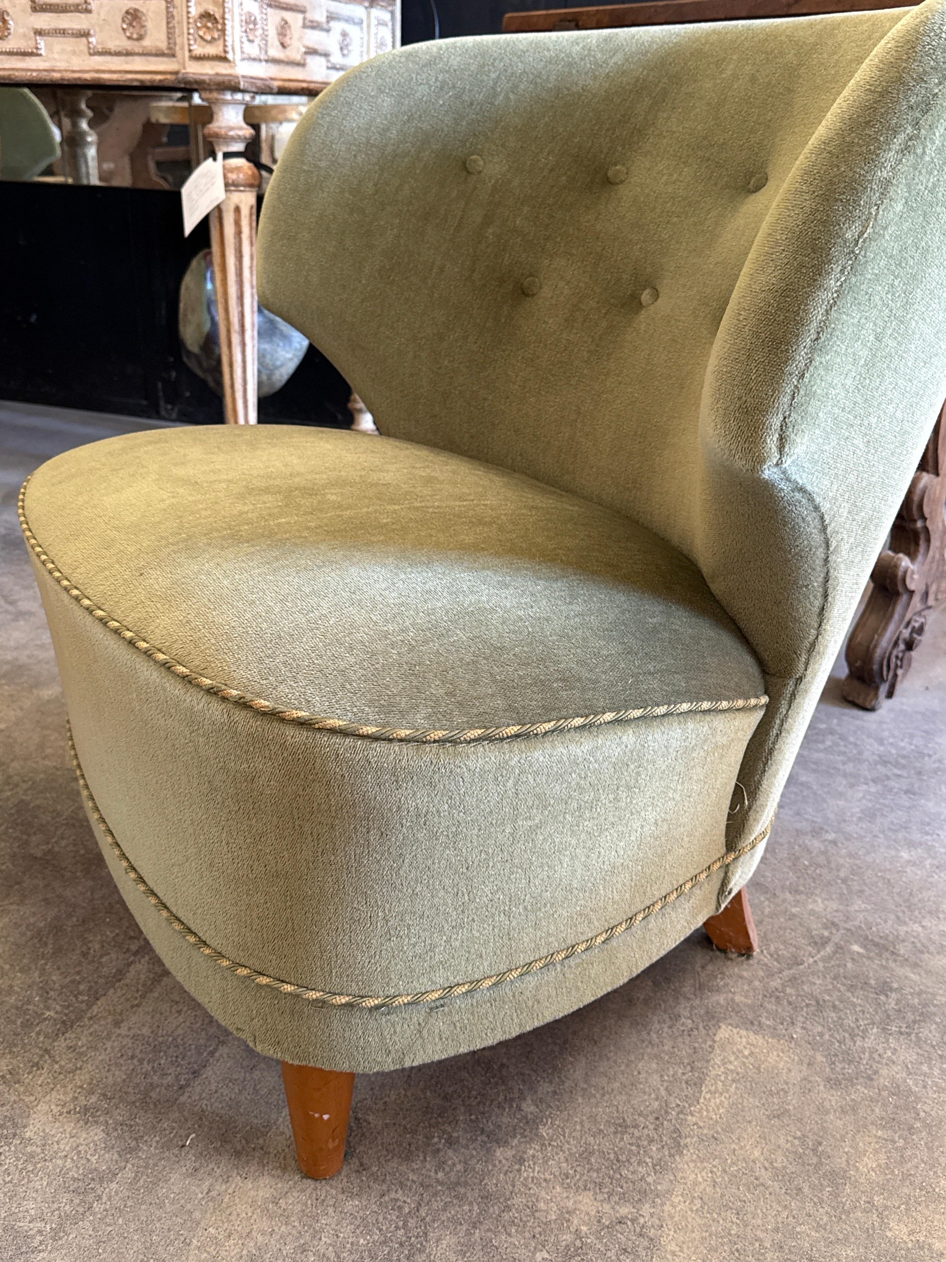 Carl-Johan Boman 1940's Mohair Tufted Stühle (Walnuss) im Angebot