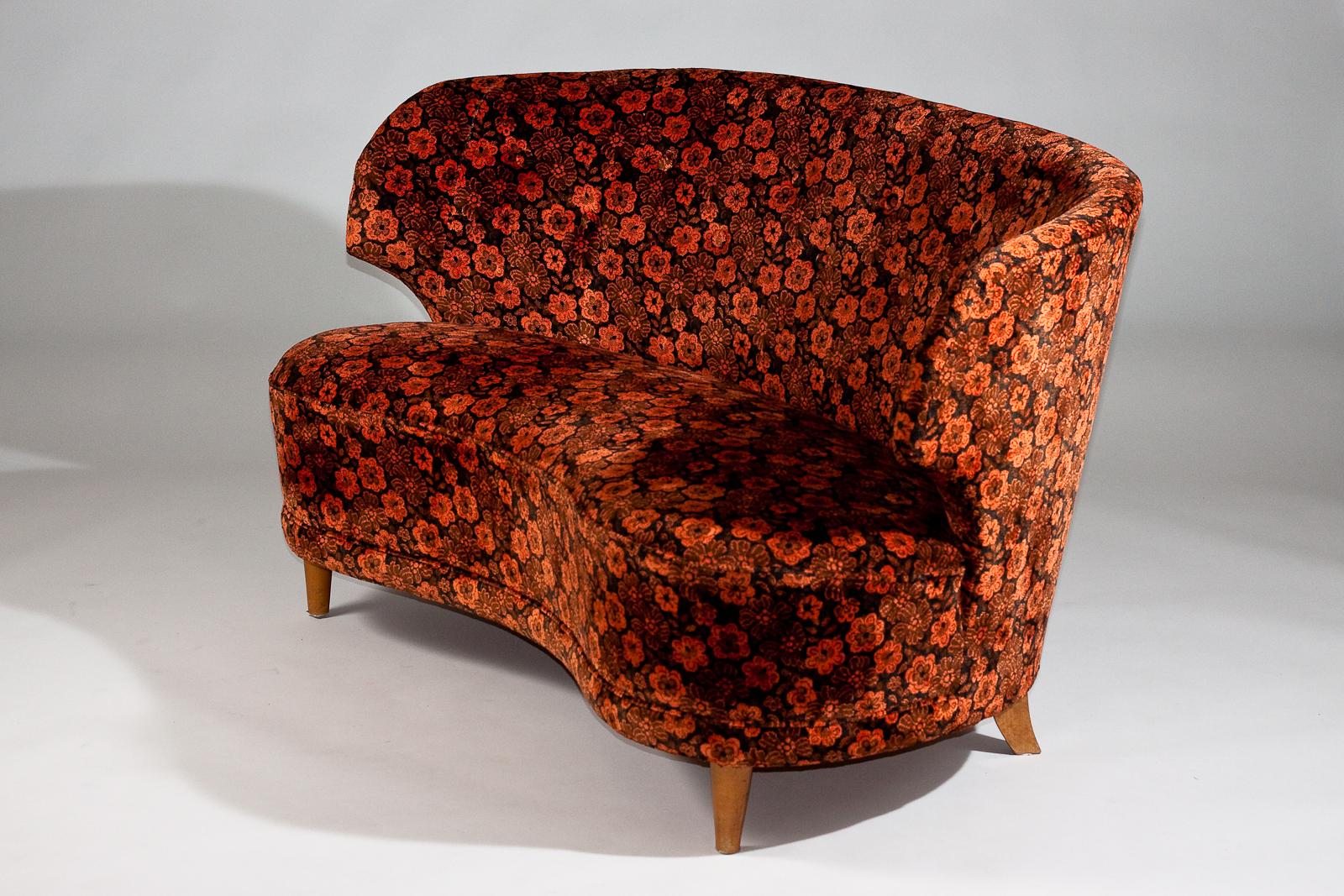 Voici le canapé incurvé Carl-Johan Boman des années 1940, une pièce classique du design moderne scandinave de la prestigieuse maison Boman Oy. Ce canapé vintage porte la signature de qualité du mobilier de Vintage By, avec ses lignes épurées, ses
