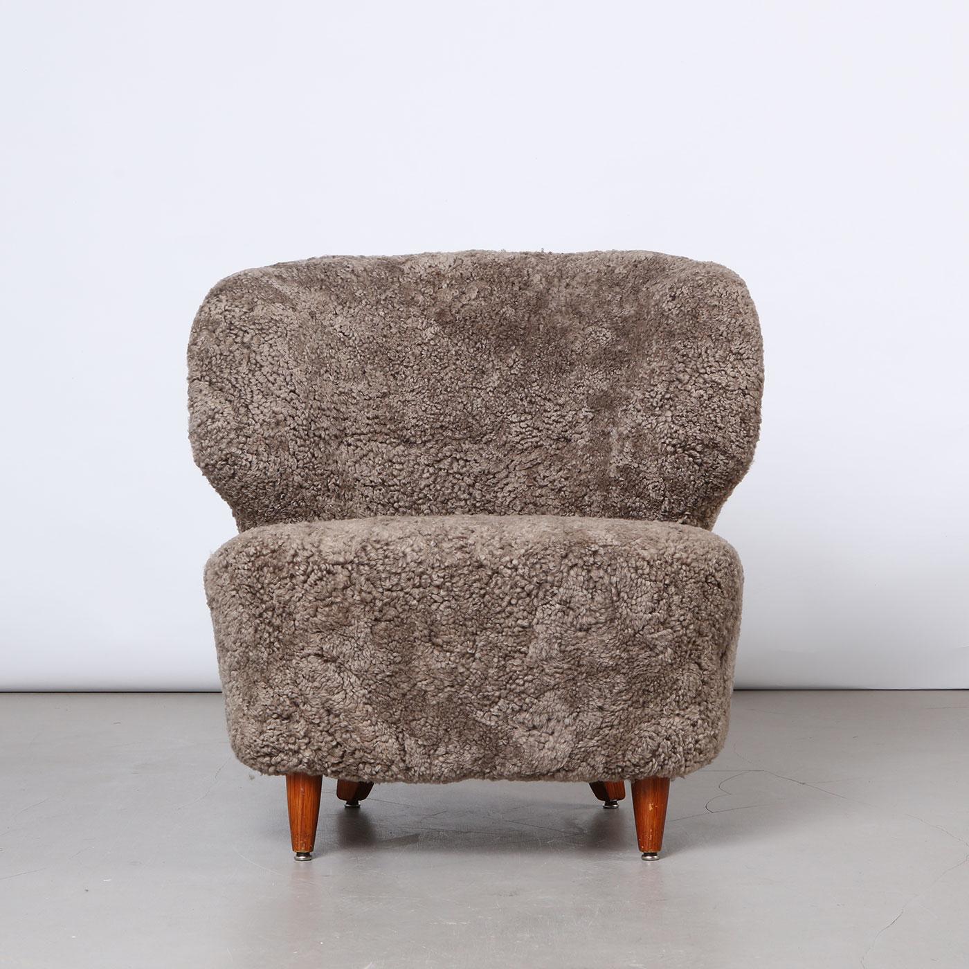 Finlandese Carl-Johan Boman Pair of Finnish Curved Easy Chairs in Sahara Sheepskin, 1940s in vendita