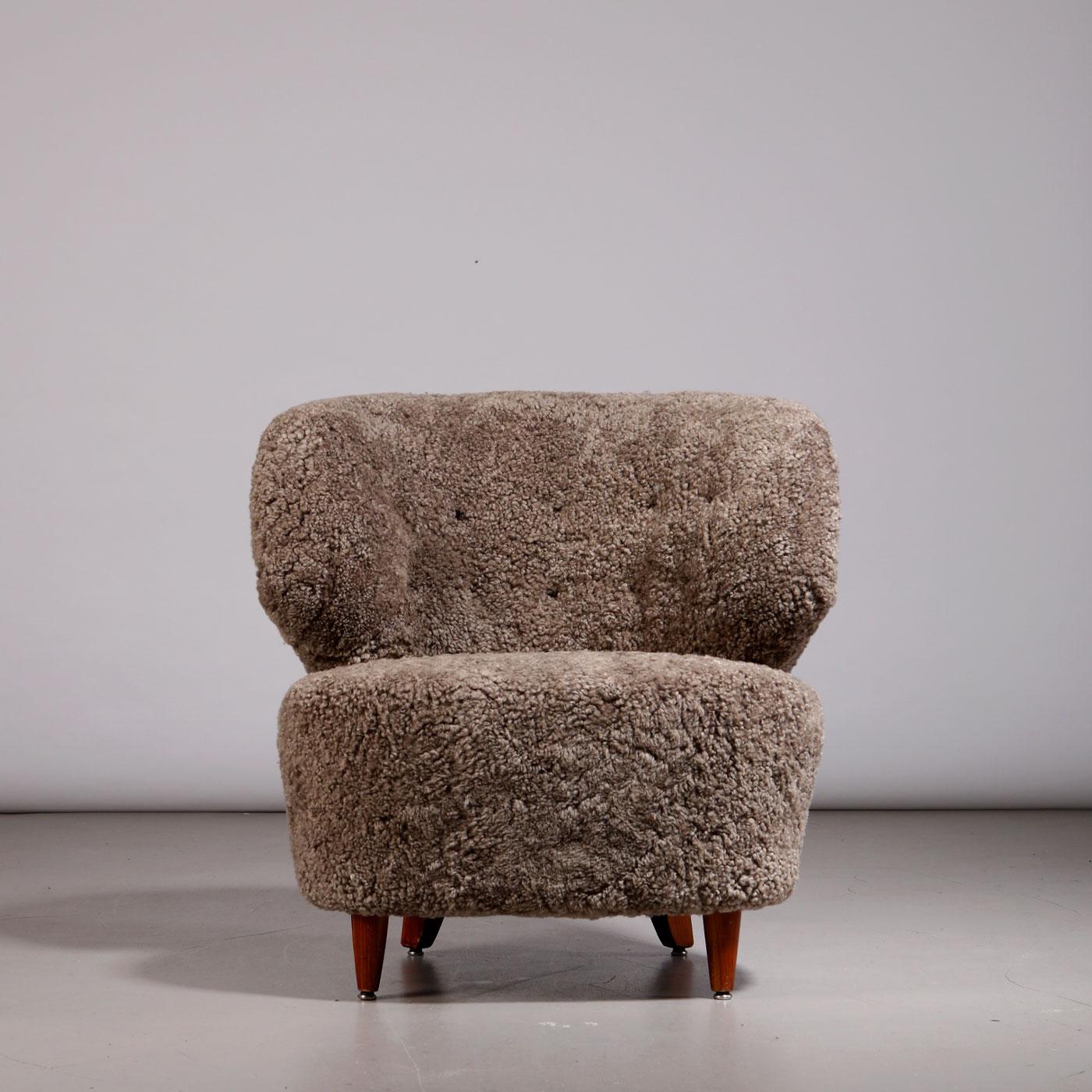 Carl-Johan Boman Pair of Finnish Curved Easy Chairs in Sahara Sheepskin, 1940s Finlandés en venta