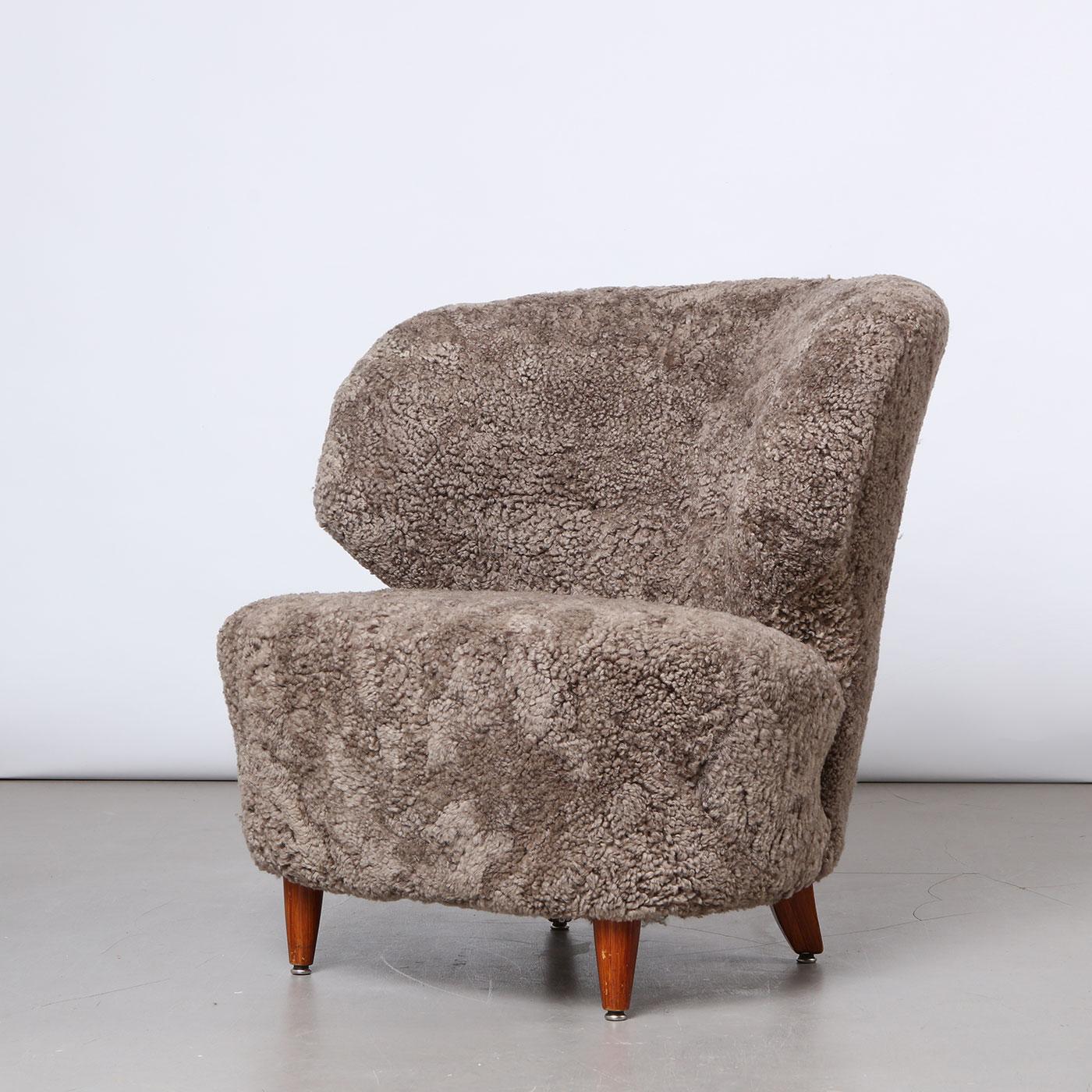Carl-Johan Boman Pair of Finnish Curved Easy Chairs in Sahara Sheepskin, 1940s In condizioni buone in vendita a Prague, New Town