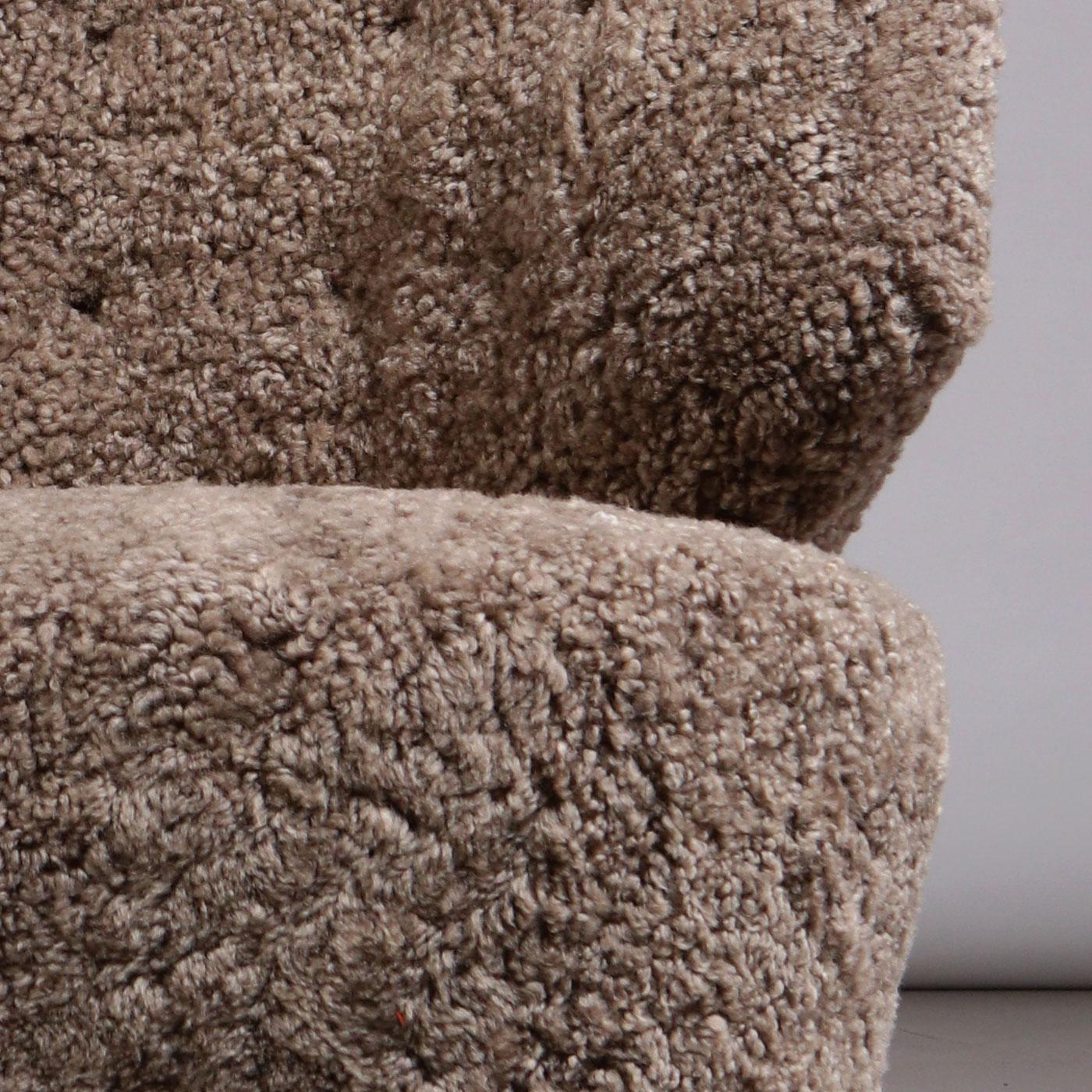 Carl-Johan Boman Pair of Finnish Curved Easy Chairs in Sahara Sheepskin, 1940s mediados del siglo XX en venta