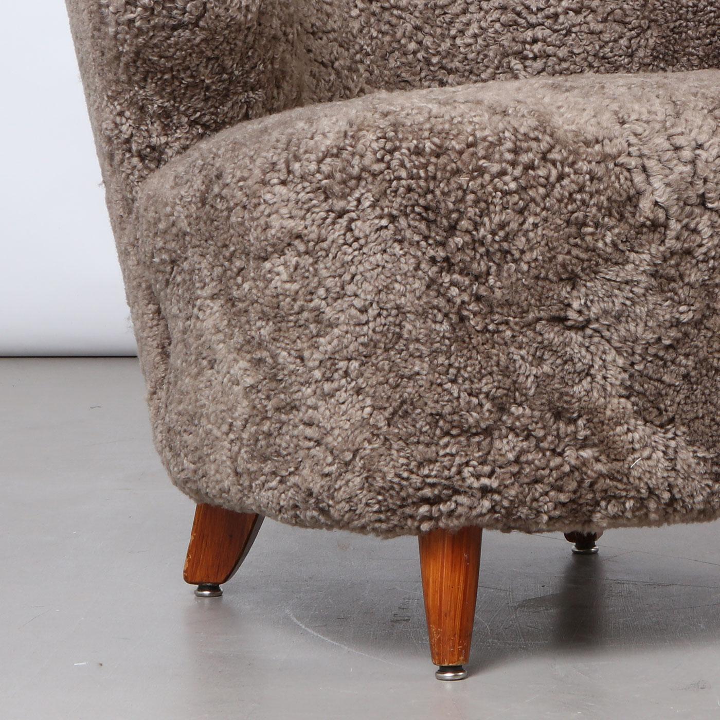 Carl-Johan Boman Pair of Finnish Curved Easy Chairs in Sahara Sheepskin, 1940s in vendita 2