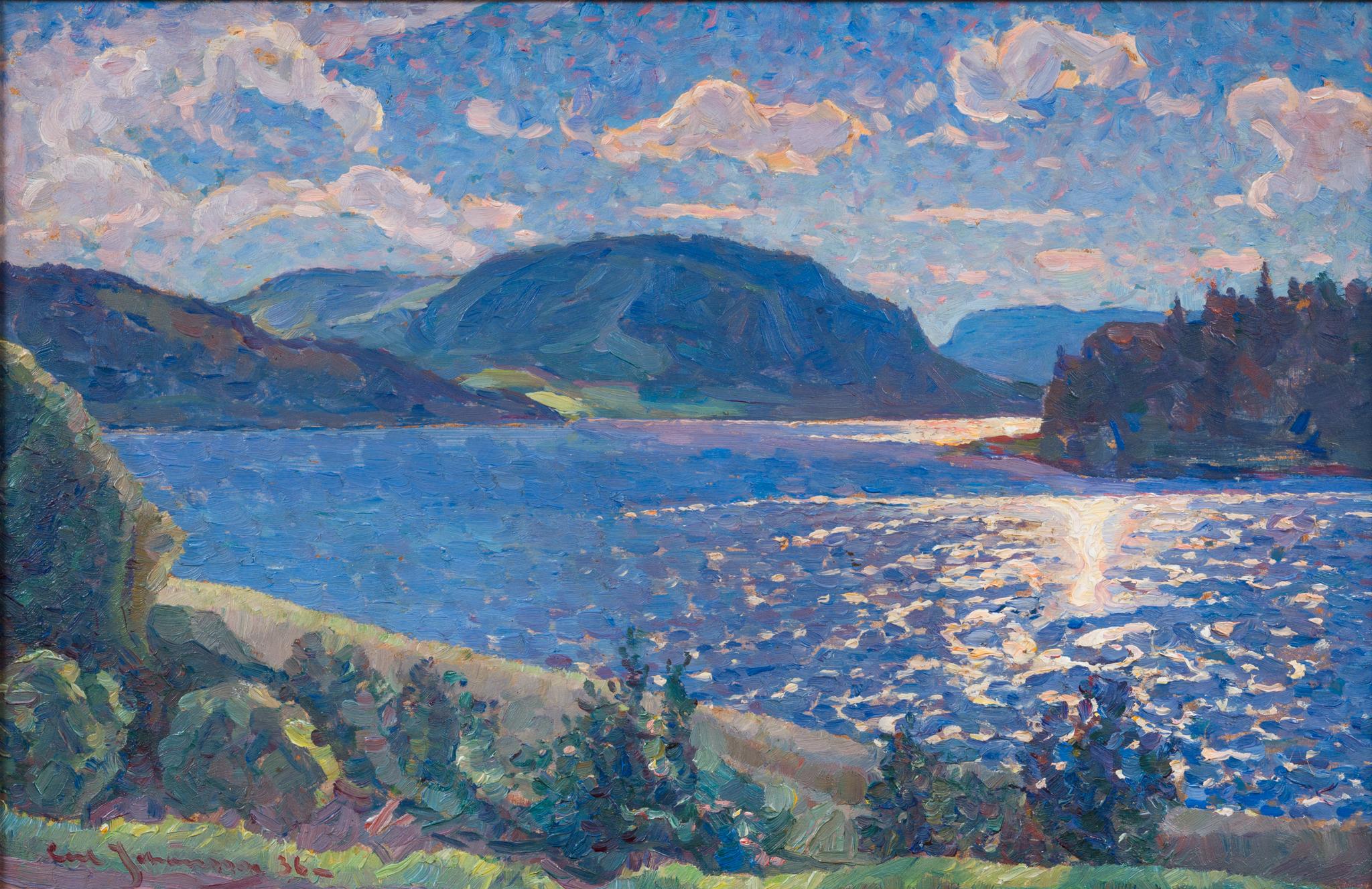Este luminoso paisaje, pintado en 1936, capta la tranquila majestuosidad del norte de Suecia a la luz dorada del atardecer. Es probable que la vista represente la zona cercana a Åre, en Jämtland, donde las crestas boscosas se encuentran con las