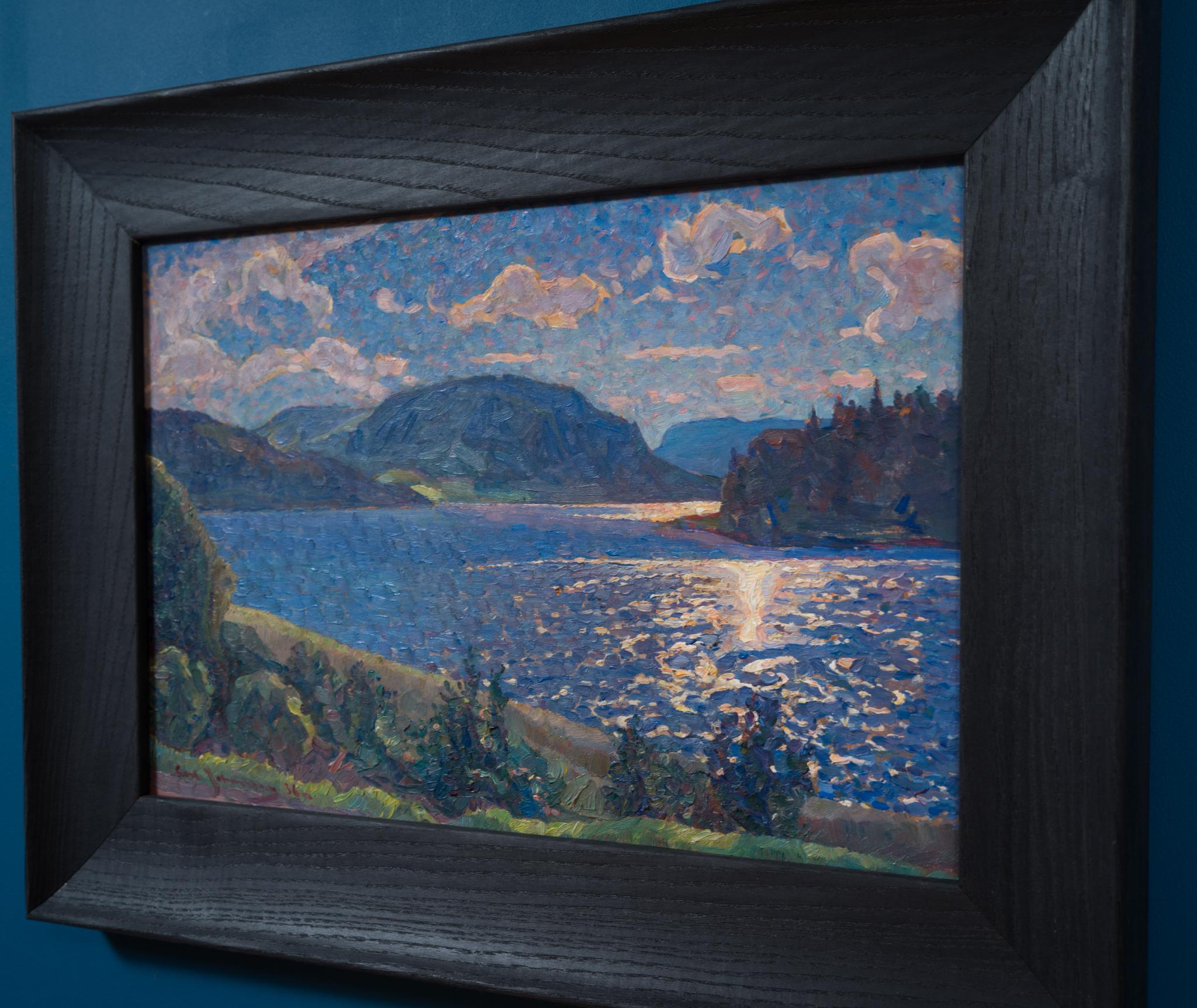 Luz vespertina sobre un lago de montaña en venta 6
