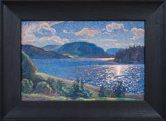 Luz vespertina sobre un lago de montaña