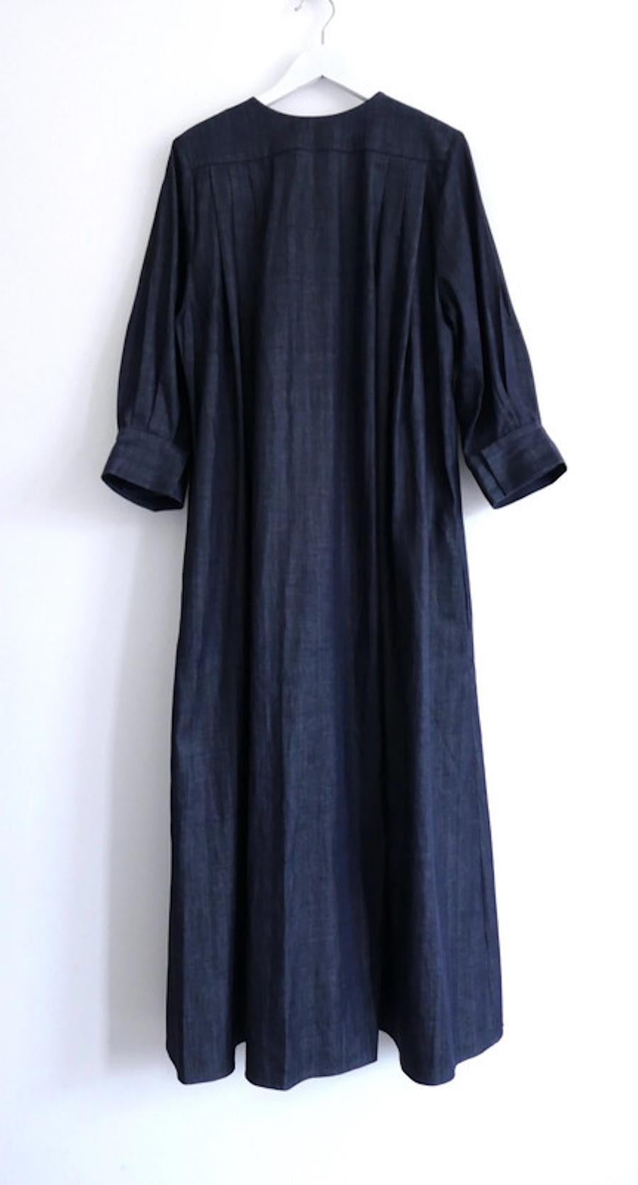 Magnifique robe-chemise en denim long de Carl Kapp Blackthorn. Acheté pour 695 livres sterling et jamais porté. Confectionné en denim de coton Supima japonais léger, il présente une forme décontractée et volumineuse avec de multiples empiècements