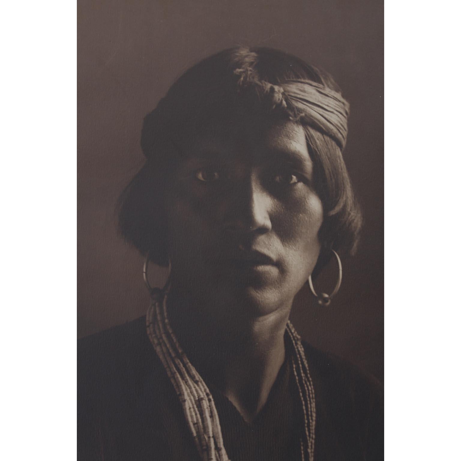Carl (Karl) Everton Moon (Américain, 1878-1948) Portrait de Hostin Nez. (Navajo) Bon état - En vente à Los Angeles, CA