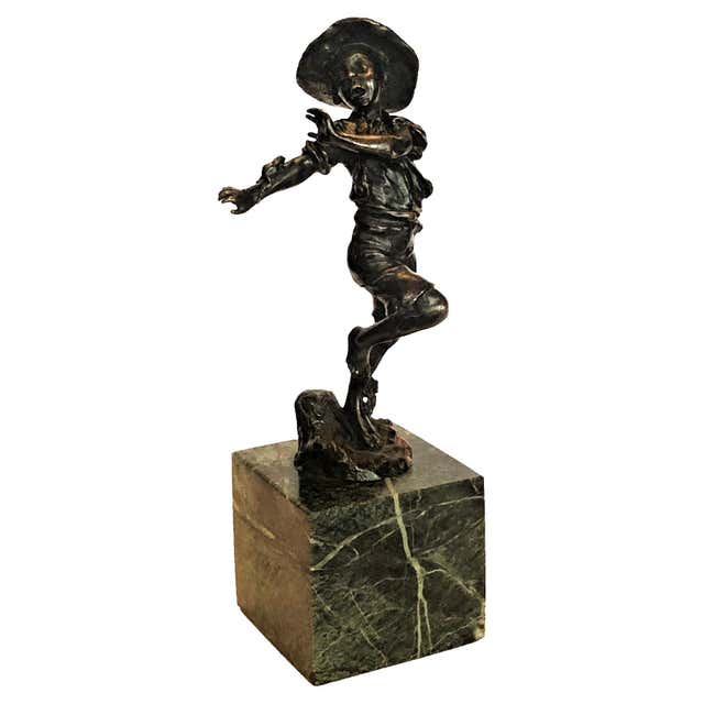 Un squelette en bronze avec un crâne dans les mains Un squelette en bronze avec un crâne dans les mains