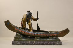 Indio americano subiendo a una canoa