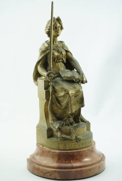 Figure en bronze de « Justitia » assise avec une épée de Carl Kauba
