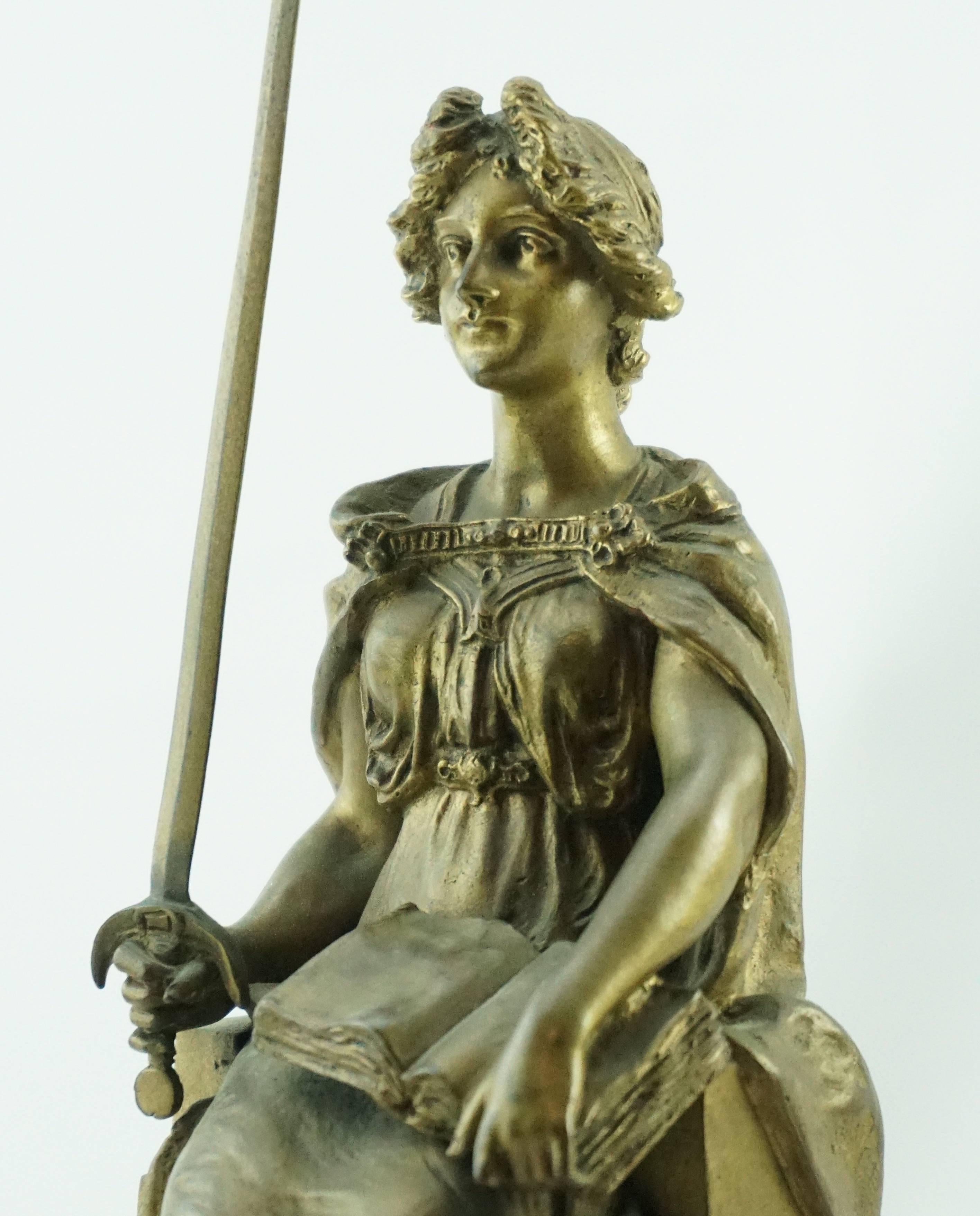 Figura in bronzo di Carl Kauba di donna seduta con spada 