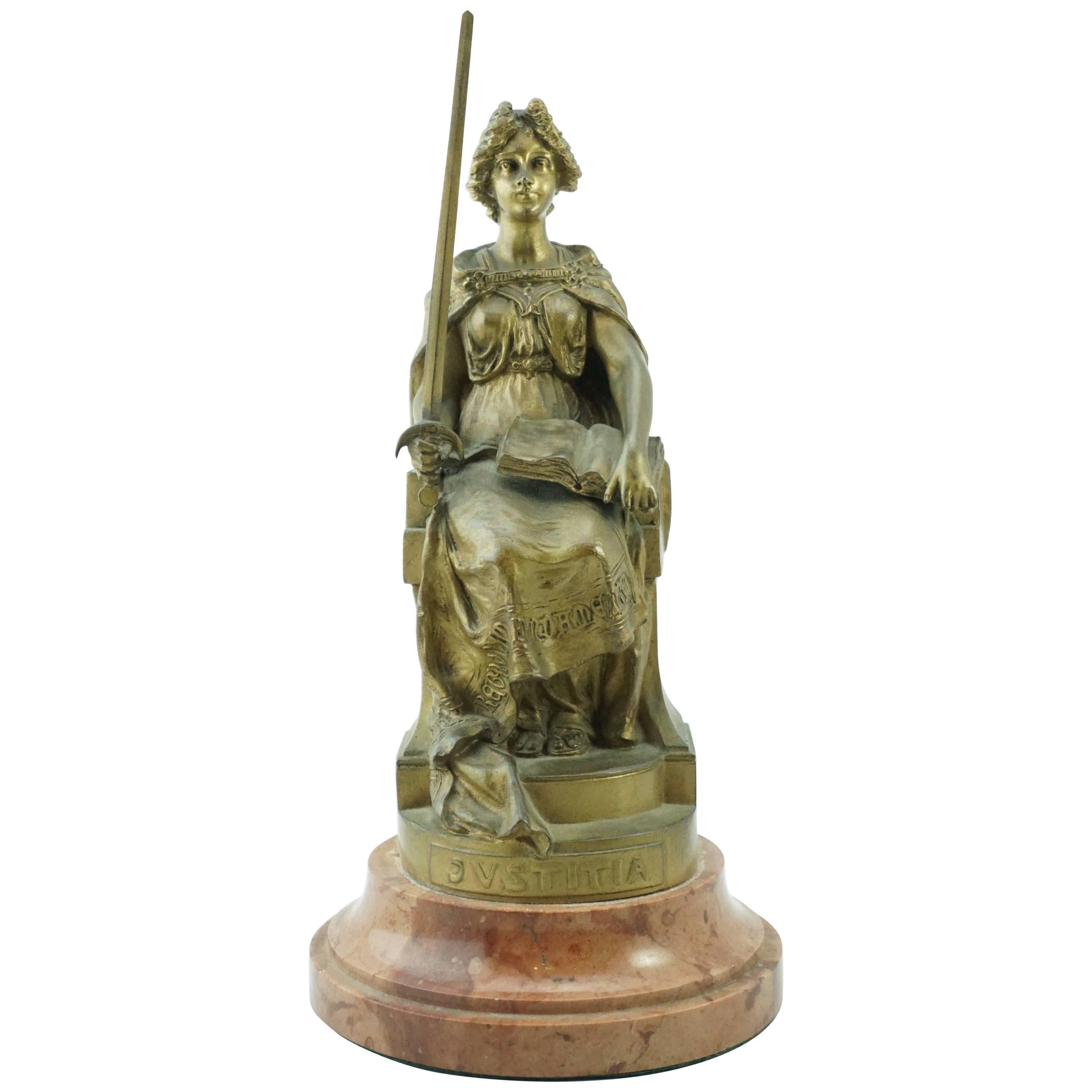 Magnifique et rare bronze doré original de Carl Kauba (1865-1922) représentant une dame avec une épée et un livre de droit intitulé "Justitia"

Signé : A.I.C. et Geschutzt 4889. 

Hauteur : 10,7 pouces avec socle en marbre. 5 pouces de large

Condit