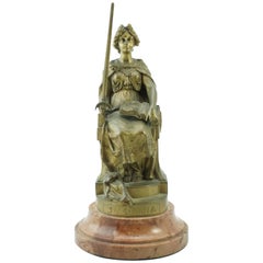 Figura in bronzo di Carl Kauba di donna seduta con spada "Justitia