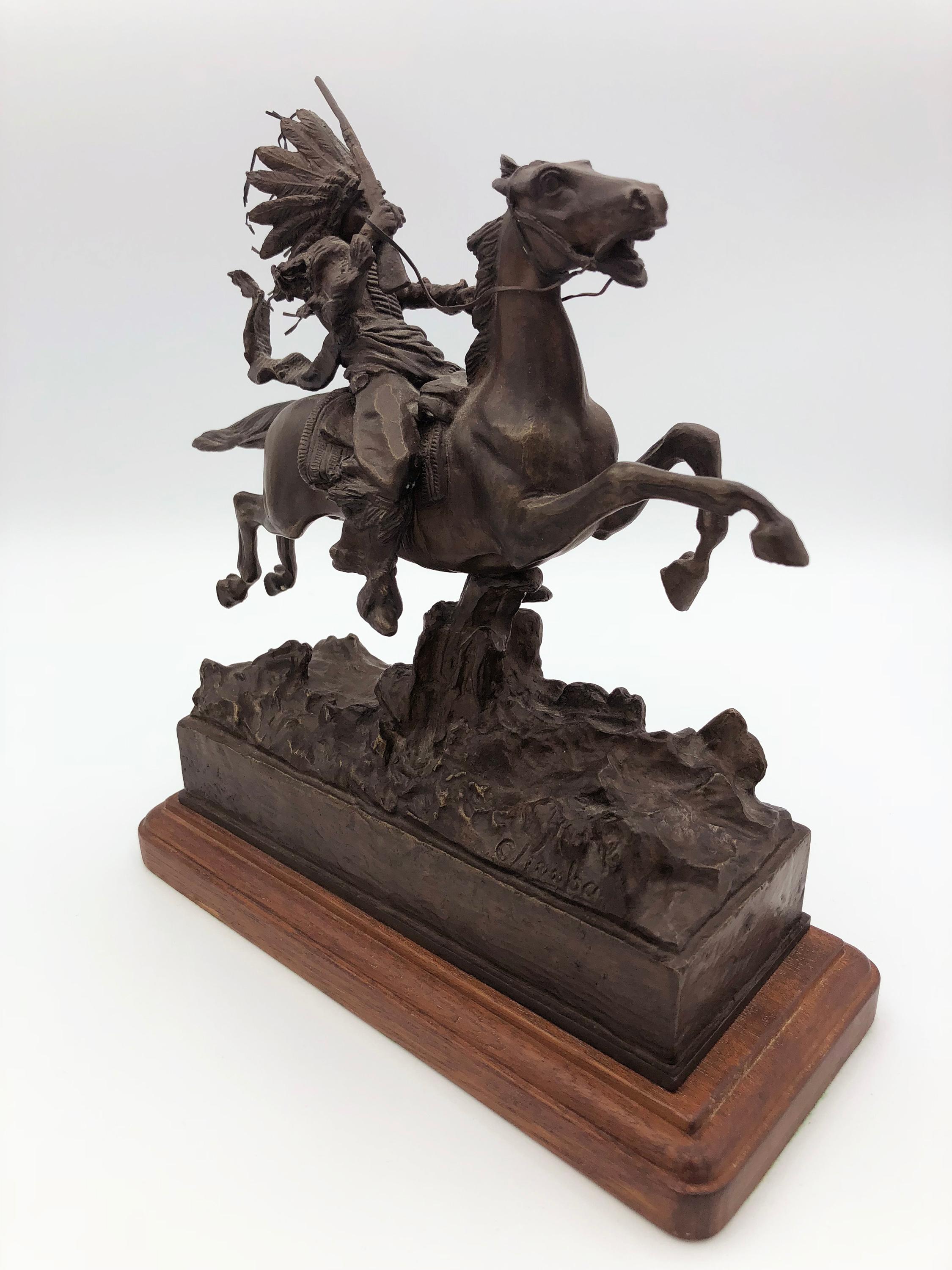 Andare in battaglia - Figurative Sculpture Oro di Carl Kauba