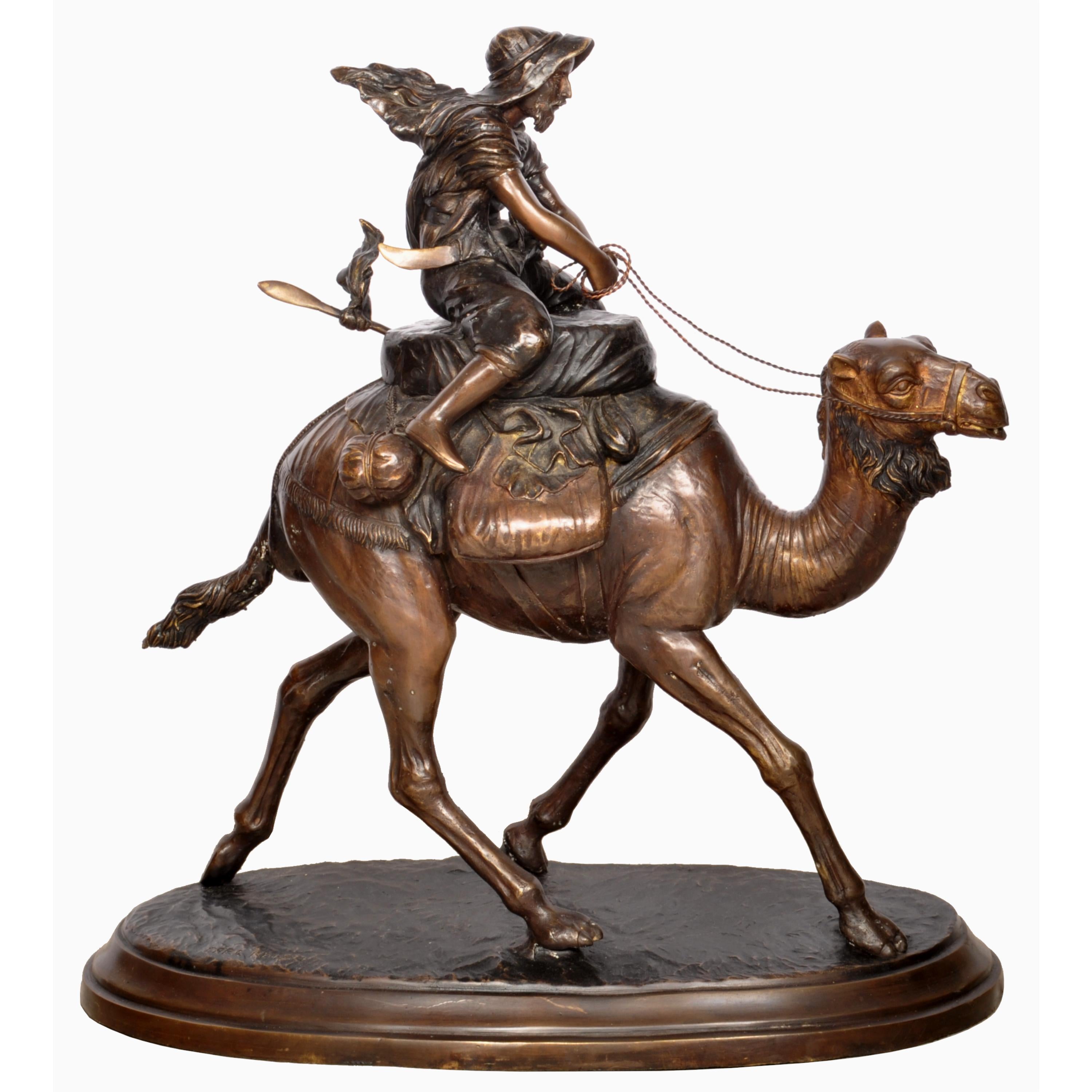 Un grand bronze viennois moulé dans le style orientaliste du sculpteur autrichien Carl Kauba (1865-1922).
Le bronze est finement modelé comme un chameau dromadaire arabe avec un cavalier à califourchon, représentant peut-être T.E. Lawrence (Lawrence