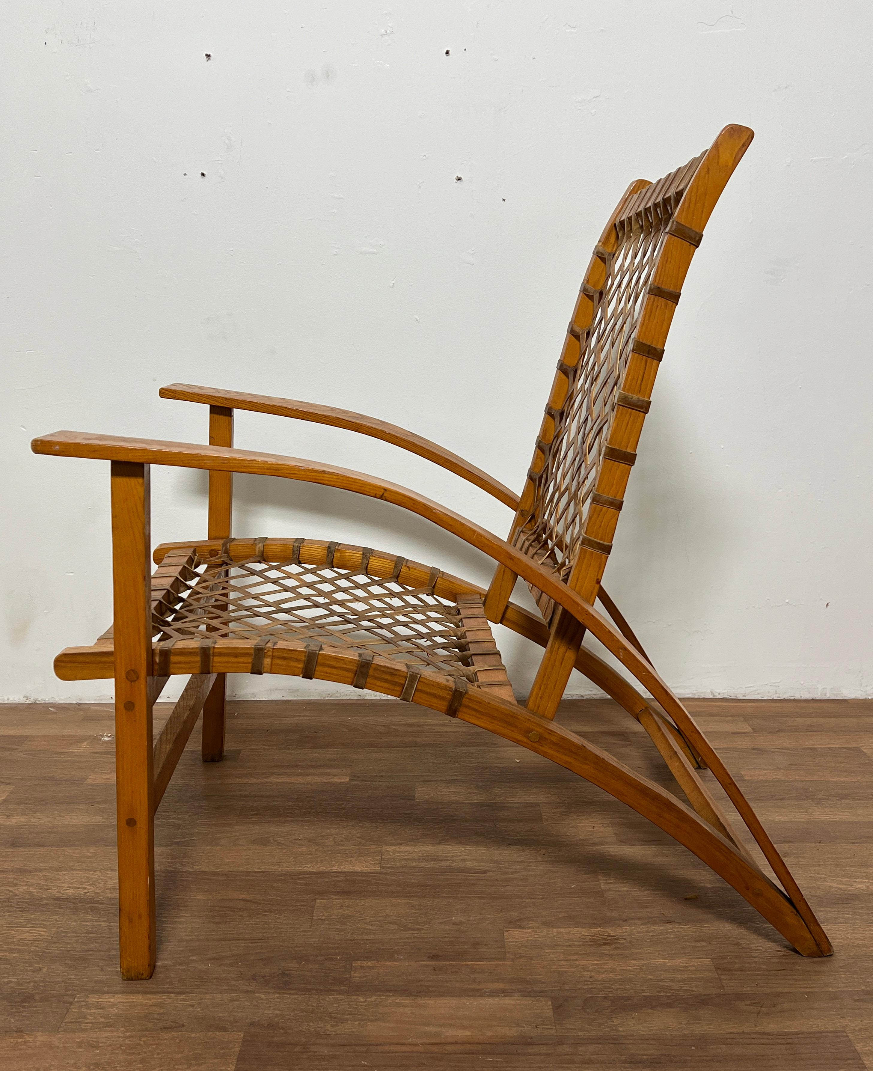 CIRCA 1950er Jahre Rohleder geflochtener Stuhl im Adirondack-Stil von Vermont Tubbs Snowshoe Company, entworfen vom Gropius-geschulten Architekten Carl Koch für seine Techbuilt-Häuser.