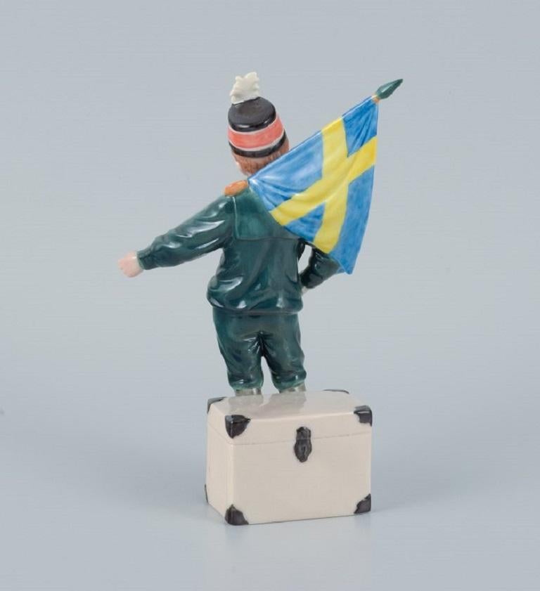 Carl Larsson Pontus für Royal Copenhagen. Porzellanfigur. Bannerträger Junge (21. Jahrhundert und zeitgenössisch) im Angebot