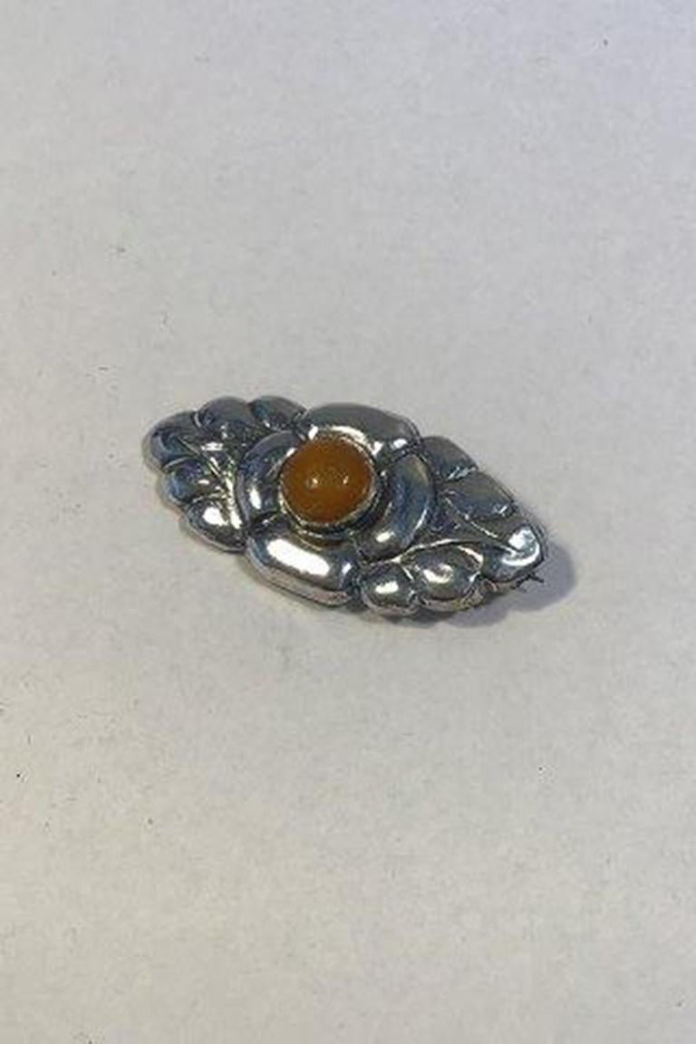 Carl M-One Broche en argent Art Nouveau avec Ambre.

Dimensions 3,7 cm x 1,8 cm ( 1 29/64 in x 0 45/64 in) Poids 3 gr/0.11 oz.
 