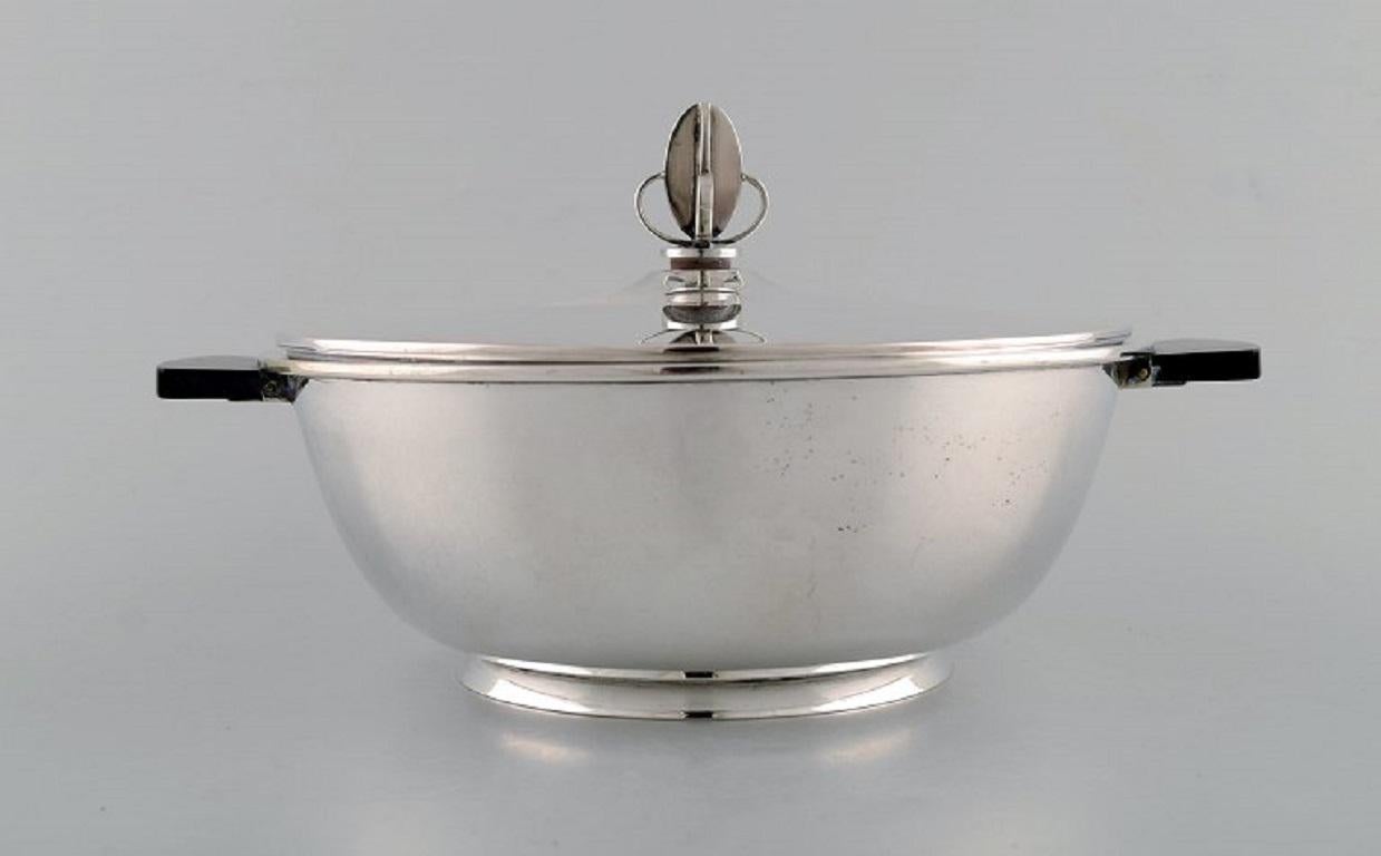 Carl M. Cohr, Denmark. Lidded Art Deco bowl in silver, 830, with the handle of bakelite. 
Stylish design with a knob on top. 
Dated 1938.
In very good condition.
Measures: 25.5 x 14 cm.
Stamped.