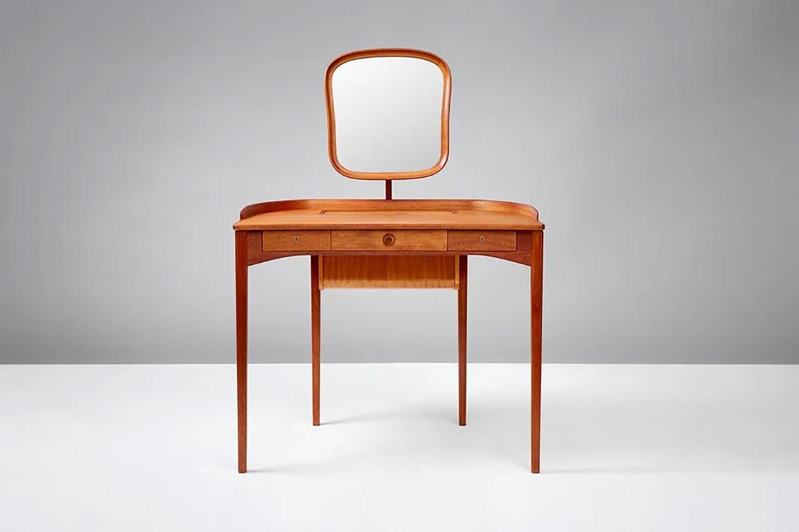 Carl Malmsten

Tocador Birgitta, 1964

Exquisito tocador fabricado por Bodafors, Suecia, en caoba clara y diseñado por el maestro sueco Carl Malmsten. Espejo regulable con herrajes de latón, 3 cajones frontales con llaves originales. Almacenamiento