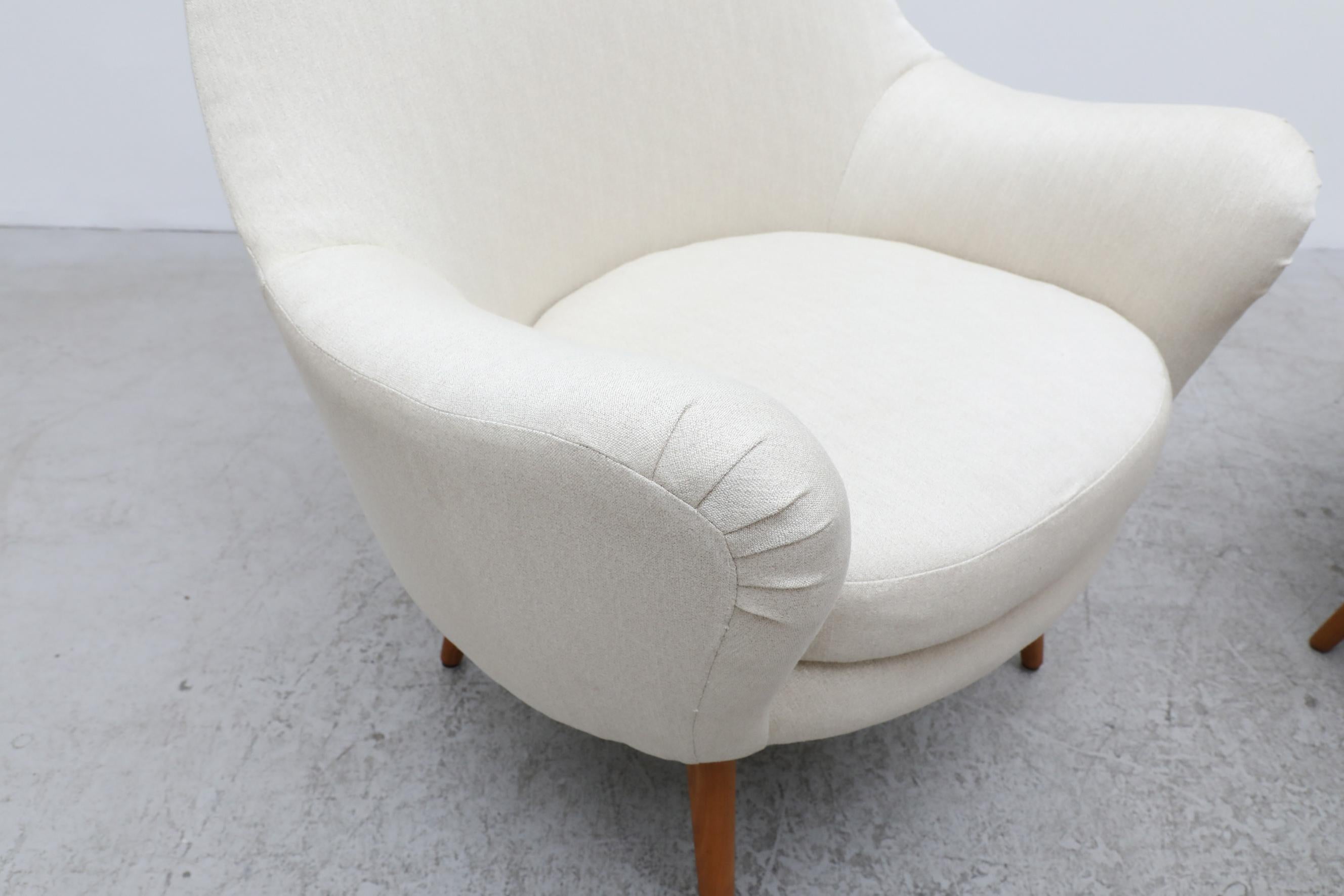 Carl Malmsten 'Attr' Weiß gepolstert Schwedische Lounge Stühle mit Holzbeinen im Angebot 4