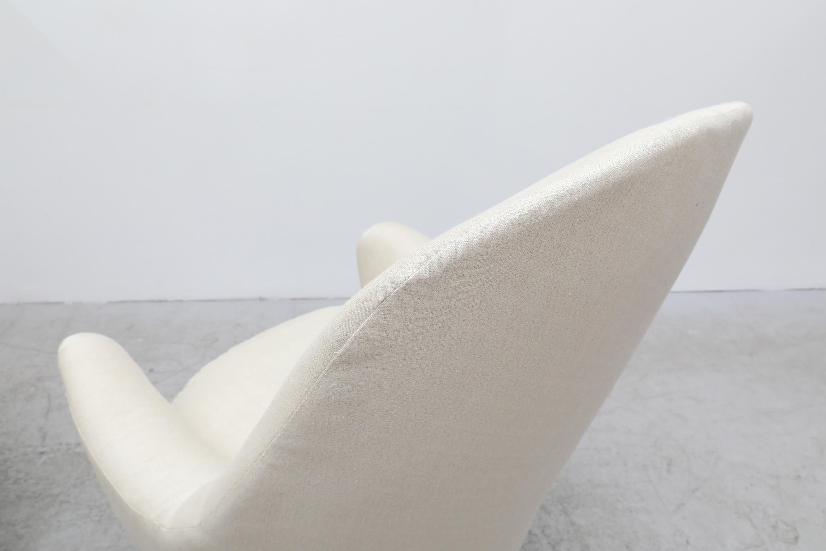 Carl Malmsten 'Attr' Weiß gepolstert Schwedische Lounge Stühle mit Holzbeinen im Angebot 7