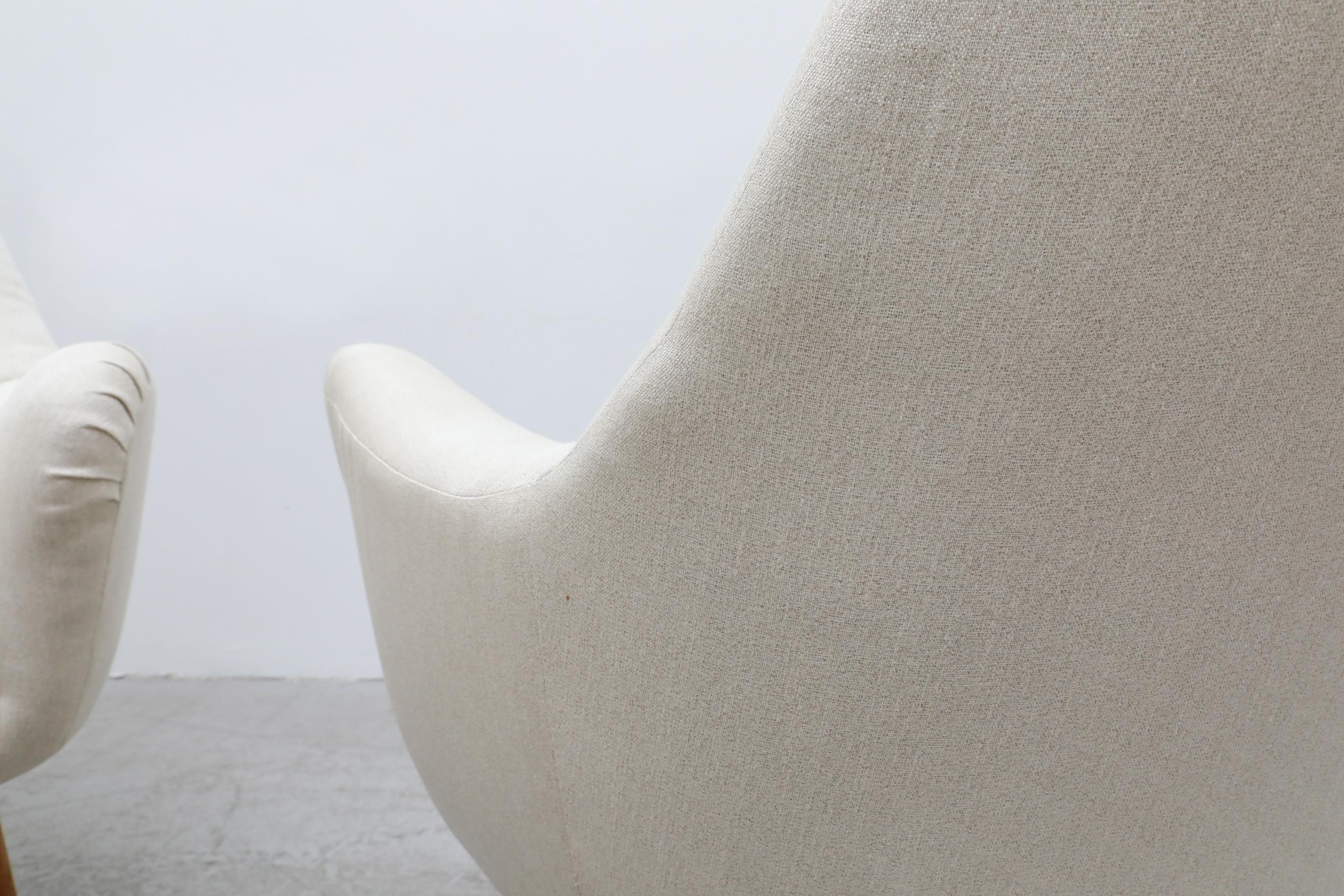 Carl Malmsten 'Attr' Weiß gepolstert Schwedische Lounge Stühle mit Holzbeinen im Angebot 8