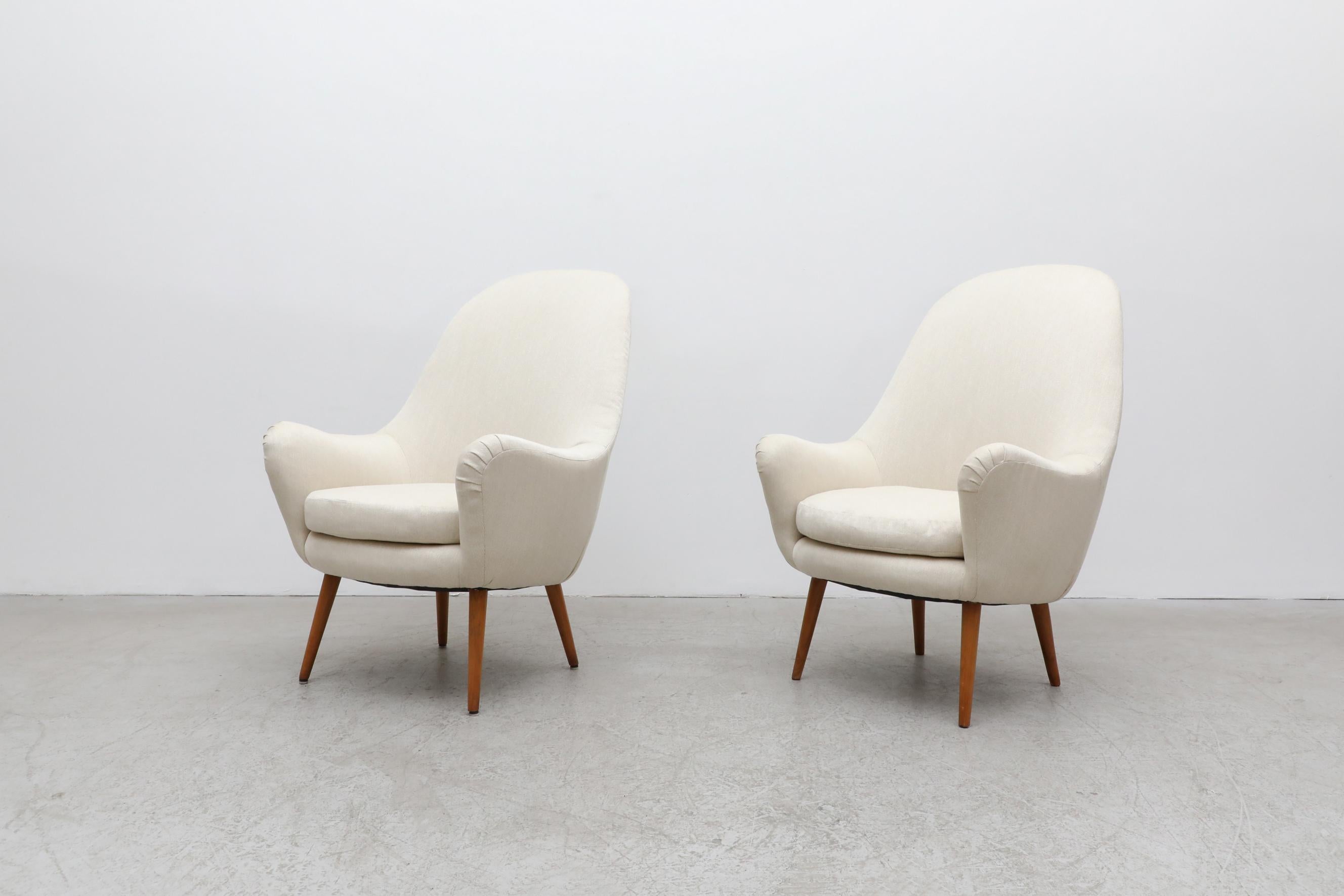 Carl Malmsten 'Attr' White Upholstered Tall Swedish Lounge Chairs w/ Wood Legs In Good Condition For Sale In Los Angeles, CA