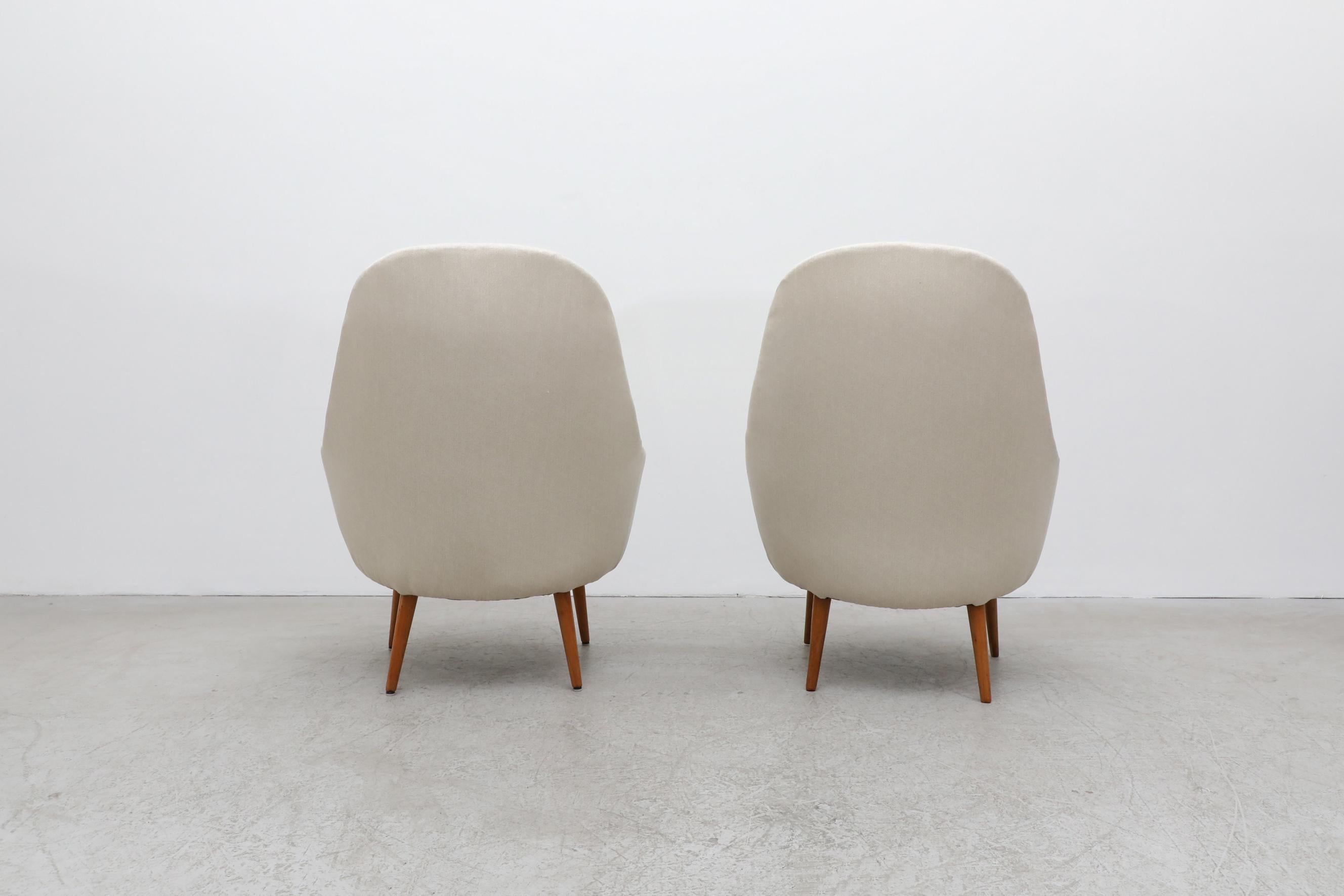 Carl Malmsten 'Attr' Weiß gepolstert Schwedische Lounge Stühle mit Holzbeinen im Angebot 1