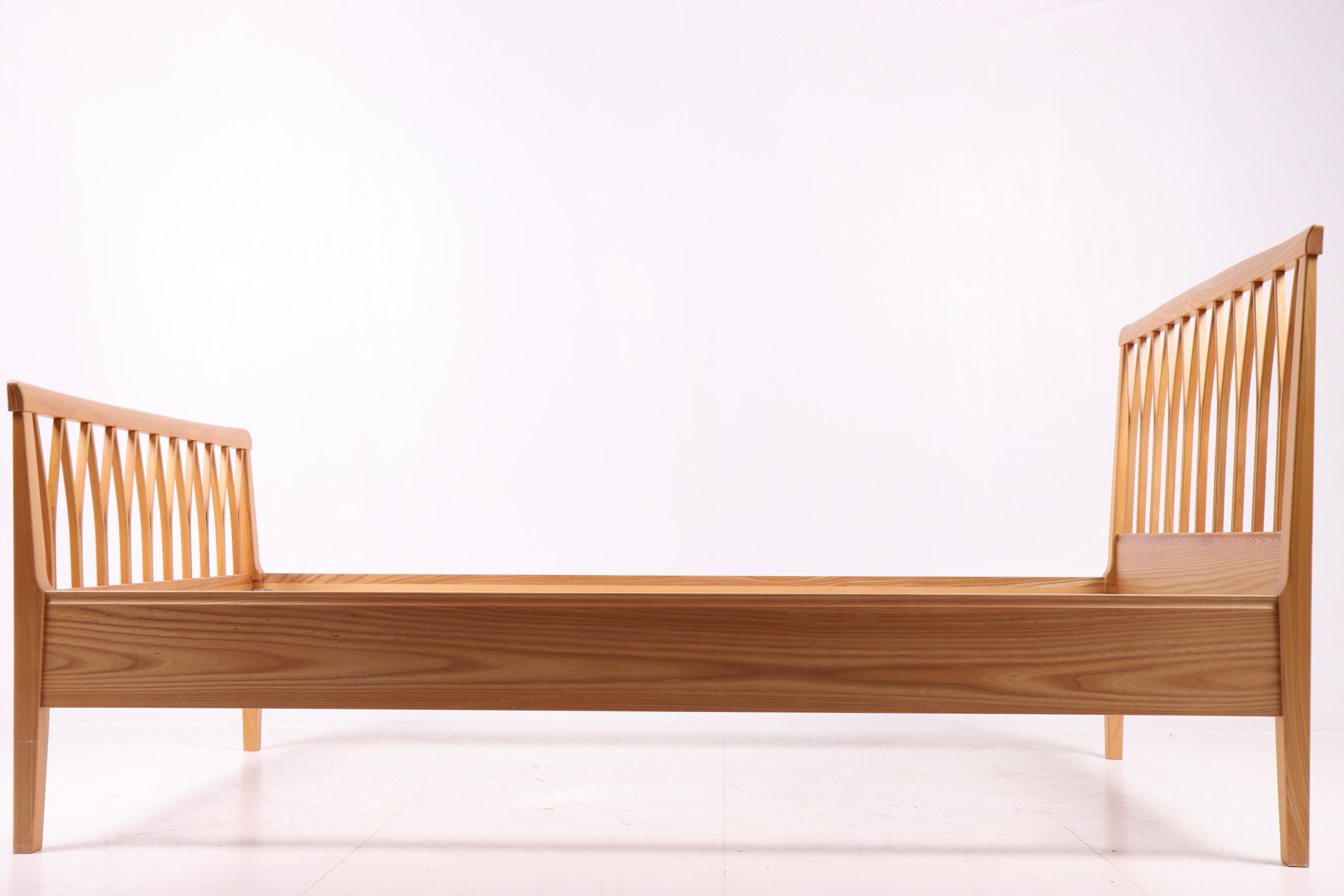 Elegant bed in solid ash wood designed by Swedish furniture architect Carl Malmsten. The “Guldheden” model is a fine example of Malmsten’s sense of proportion, material quality, and classic Scandinavian design language.
Crafted in solid maple with