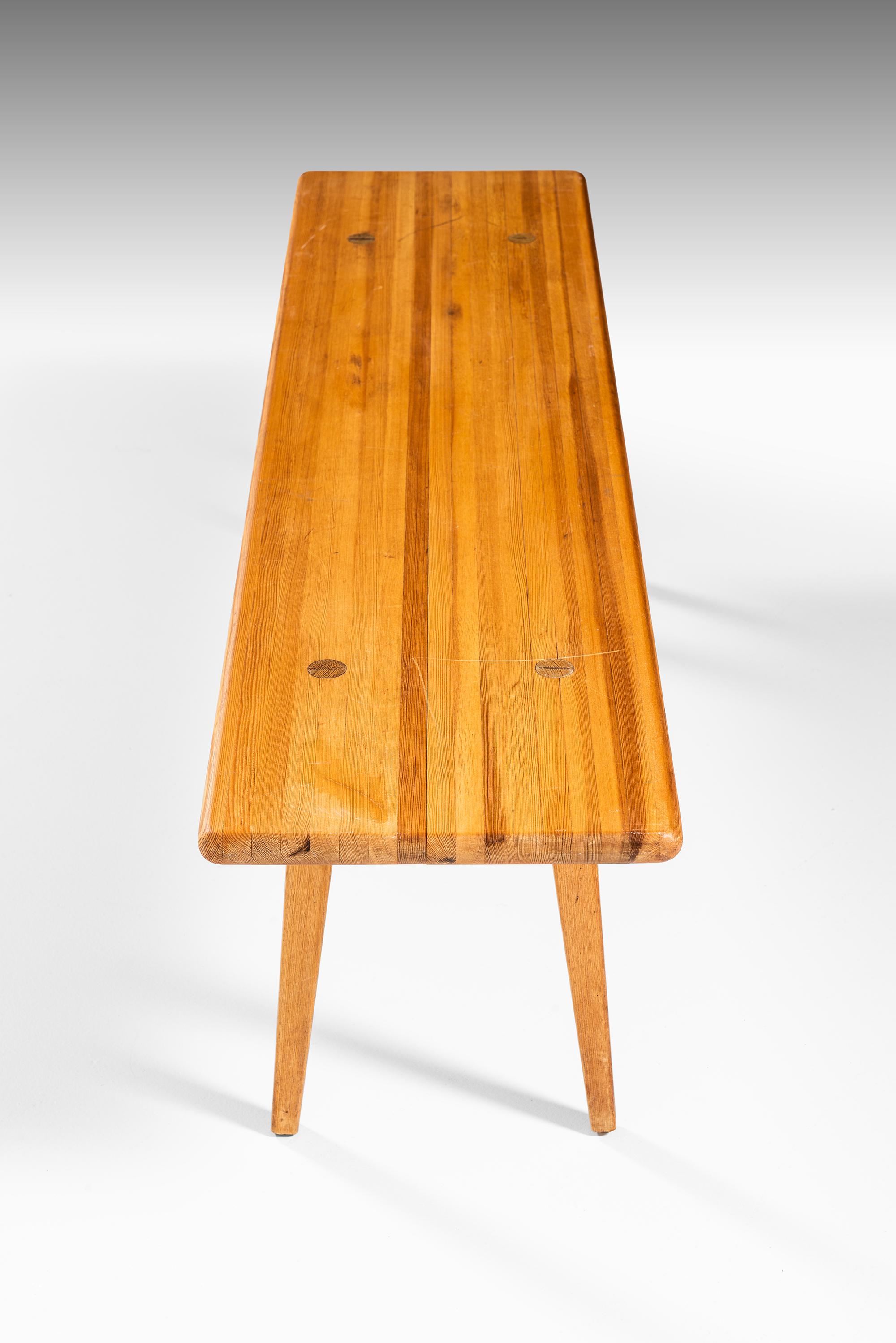 Scandinave moderne Modèle de banc Carl Malmsten Visingsö Produit par Svensk Fur en Suède en vente