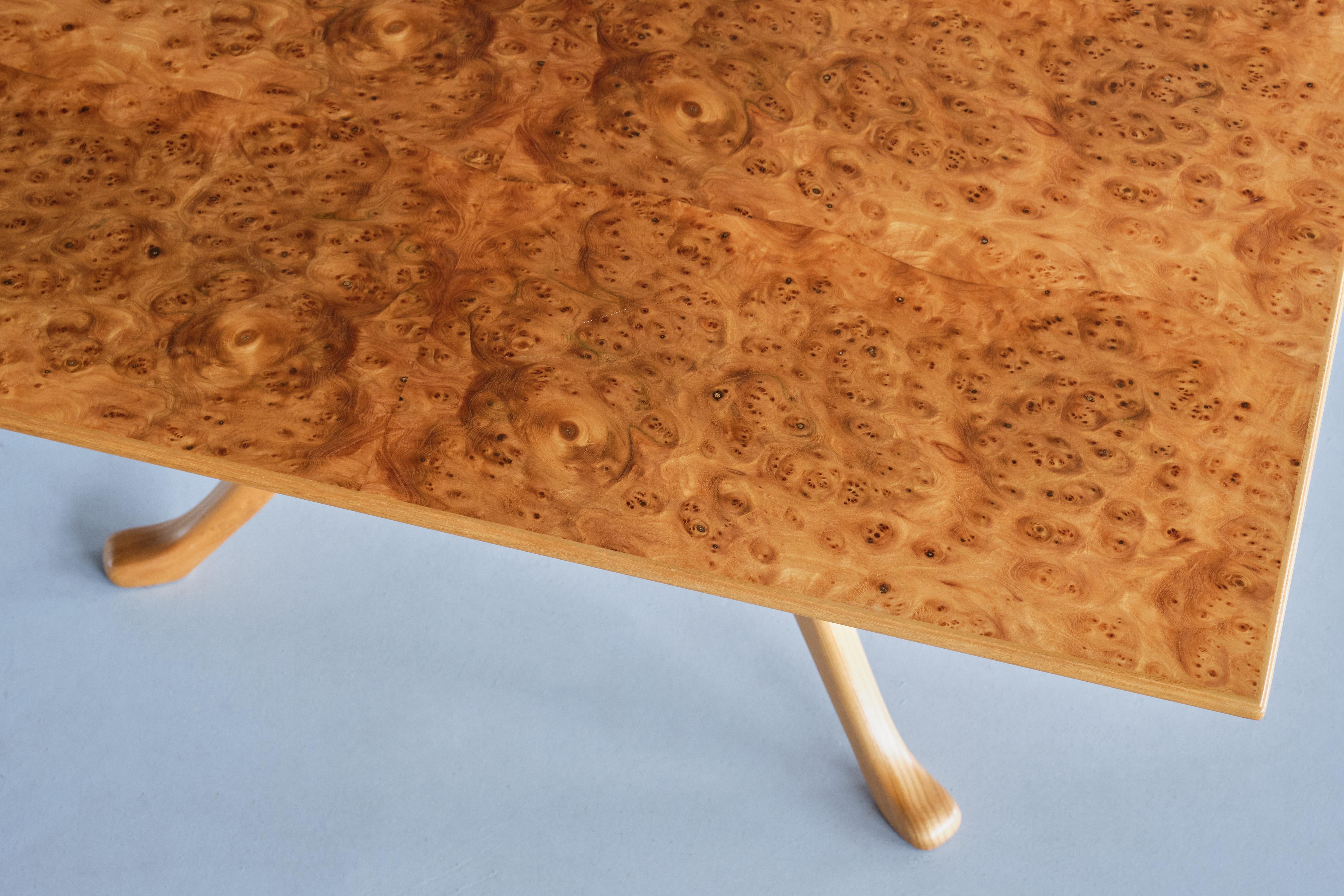 Carl Malmsten 'Berg' Three Legged Coffee Table in Burl Elmwood, Sweden, 1960s For Sale 7