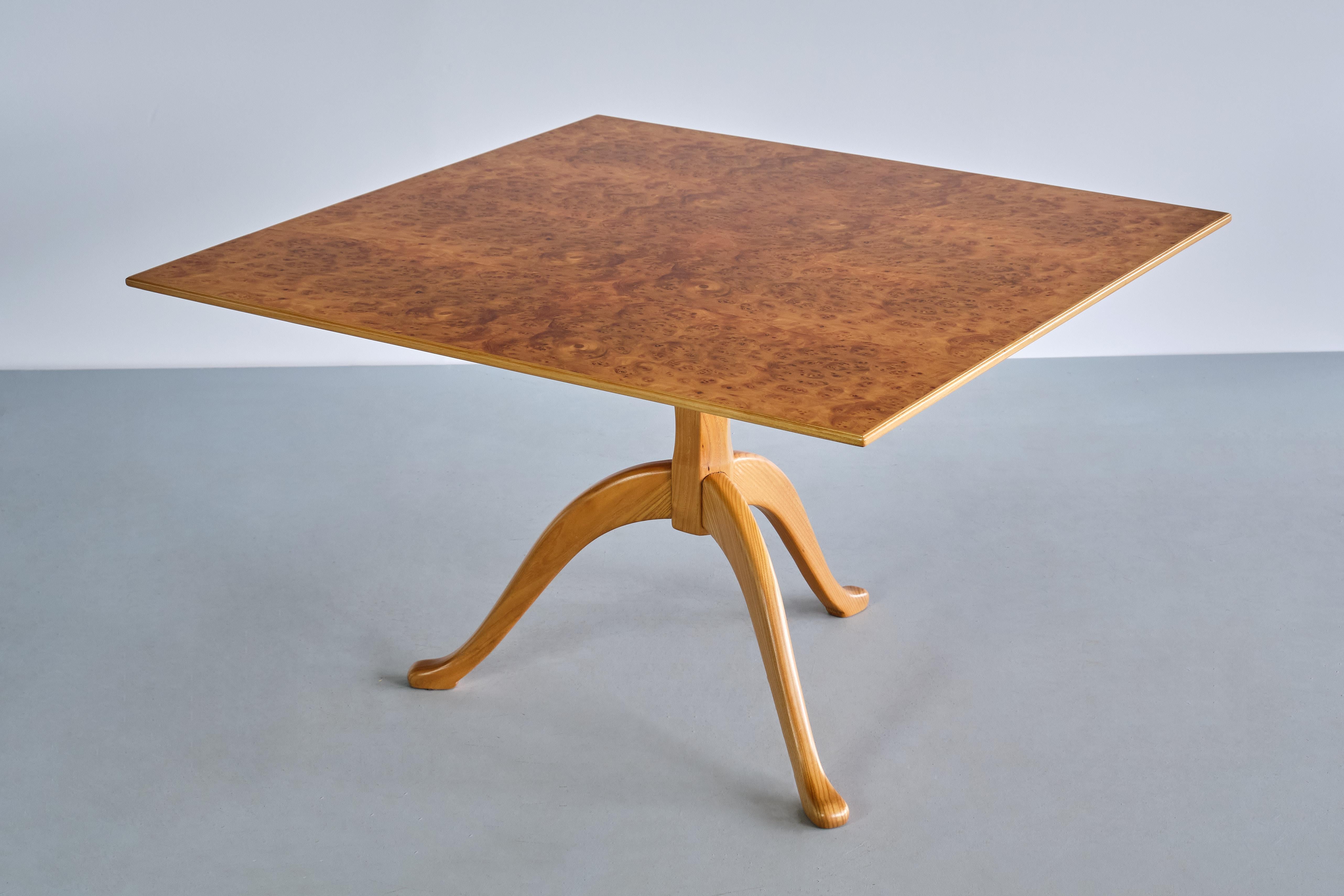 This elegant side table was designed by Carl Malmsten and produced by his company in Sweden in the 1960s. This is a rare variant of his iconic 'Berg' model, with a larger square top instead of the usual round, smaller tops.
The table can be used as