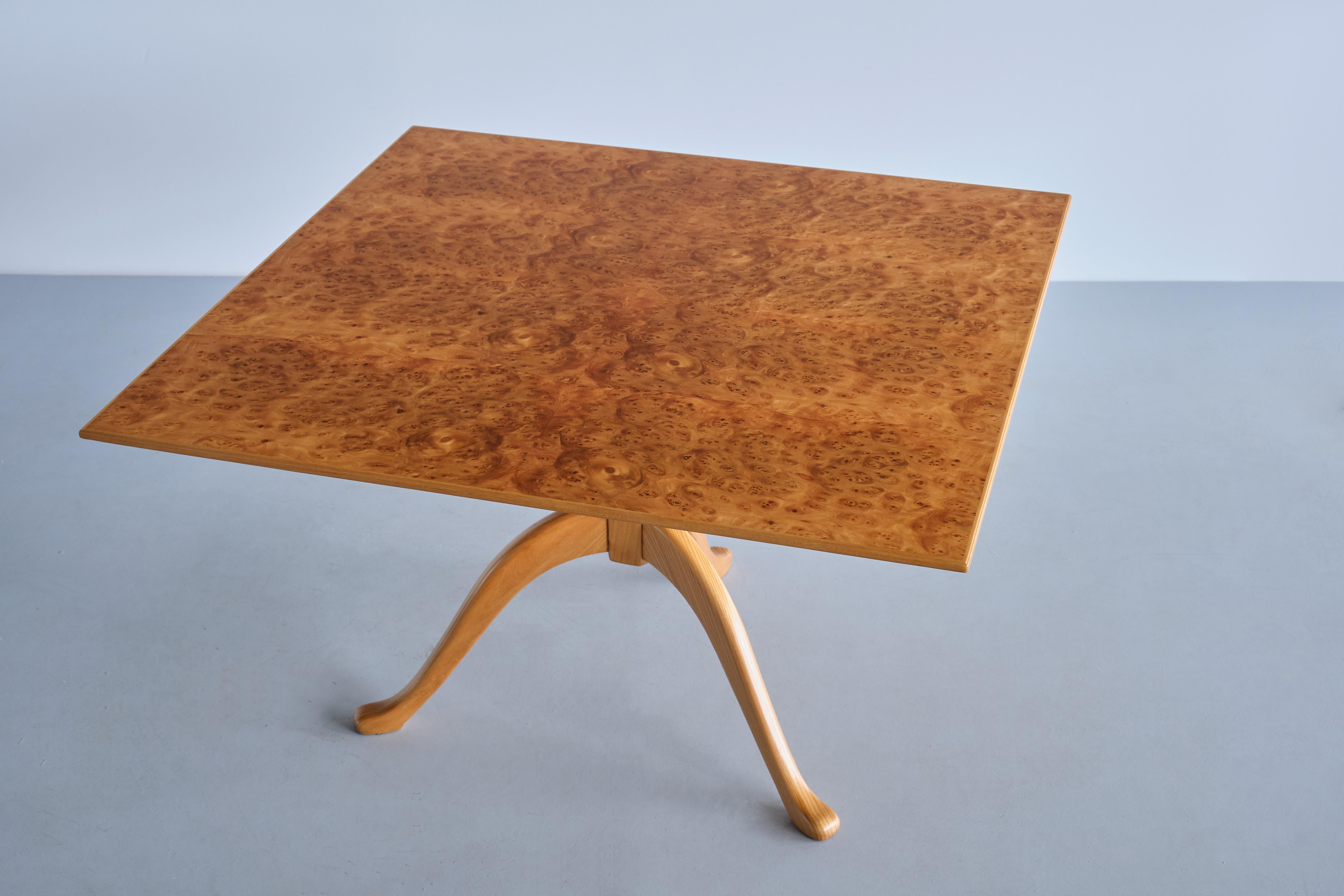 Carl Malmsten 'Berg' Three Legged Coffee Table in Burl Elmwood, Sweden, 1960s In Good Condition For Sale In The Hague, NL