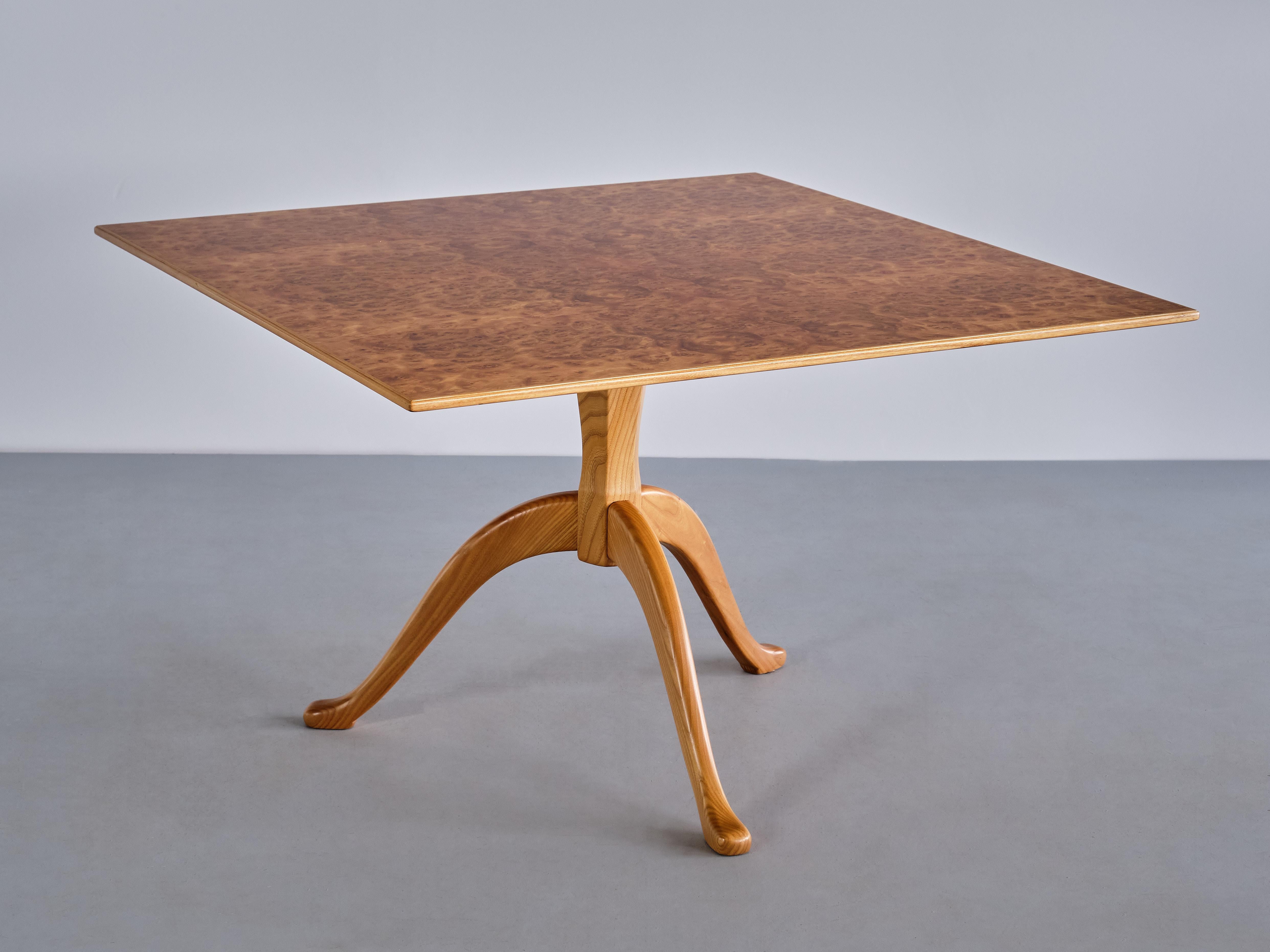 Carl Malmsten 'Berg' Three Legged Coffee Table in Burl Elmwood, Sweden, 1960s For Sale 1