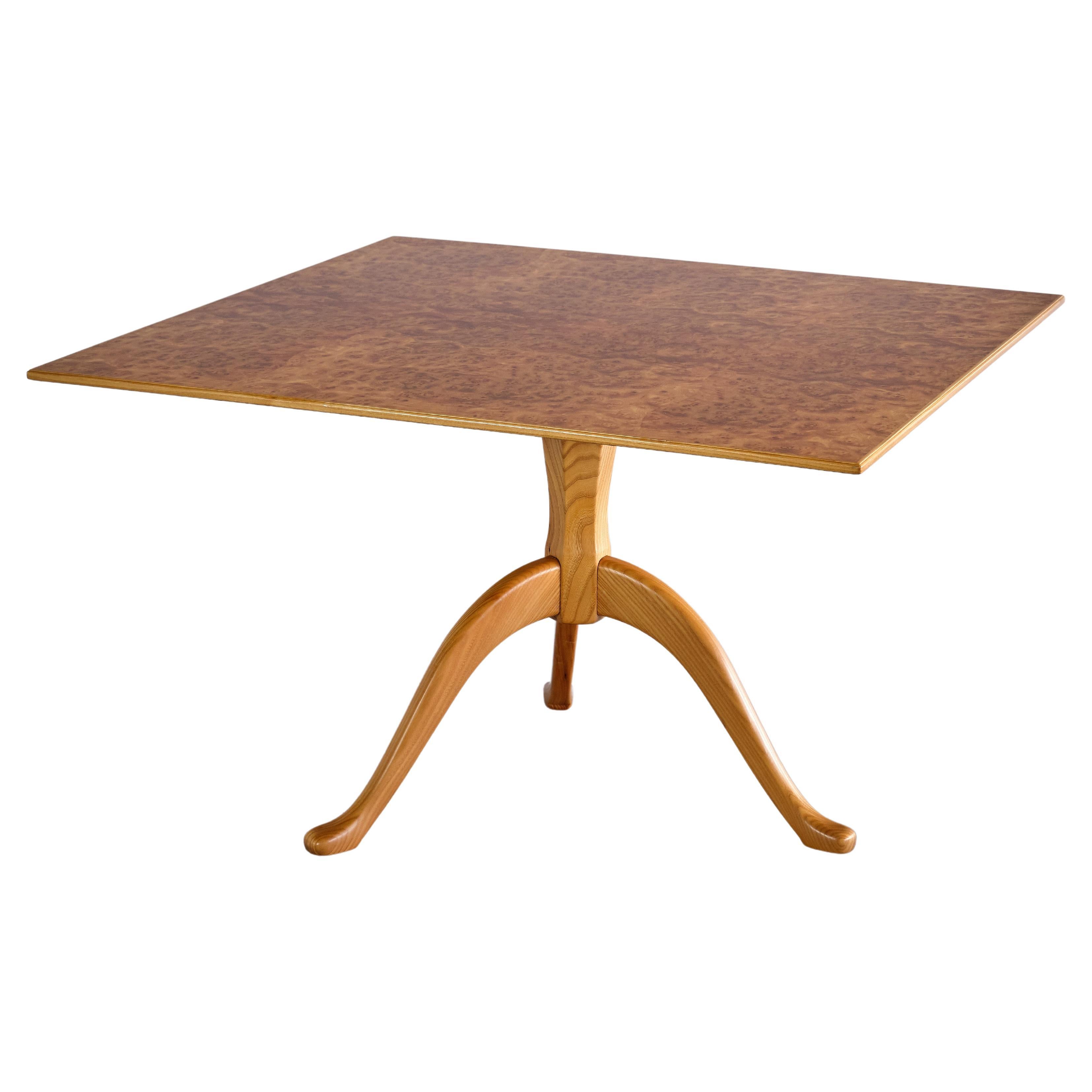 Carl Malmsten 'Berg' Three Legged Coffee Table in Burl Elmwood, Sweden, 1960s For Sale