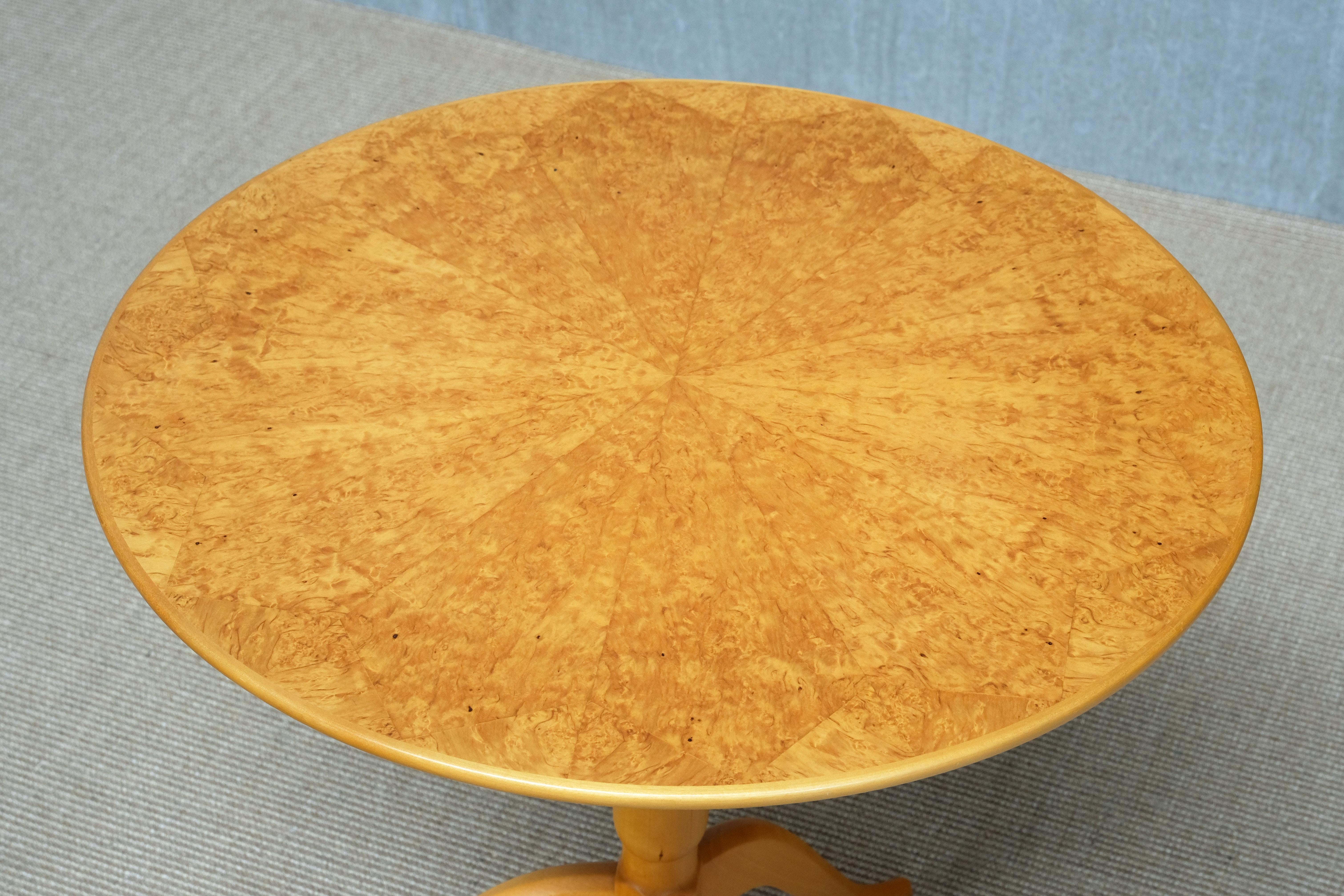 Table d'appoint Carl Malmsten 'Berg' à trois pieds en bouleau Masur, Suède, années 1950 en vente 3