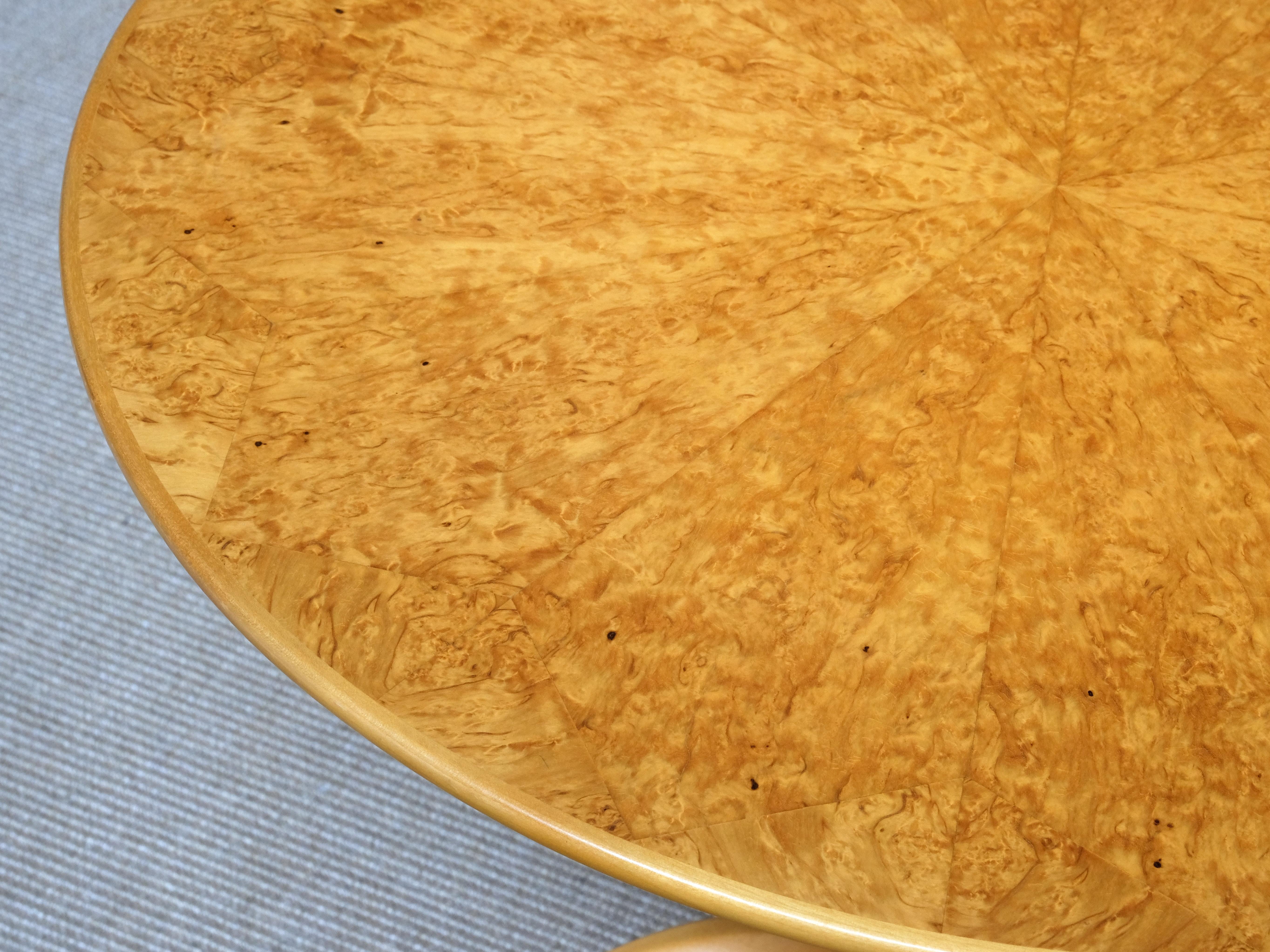 Table d'appoint Carl Malmsten 'Berg' à trois pieds en bouleau Masur, Suède, années 1950 en vente 4