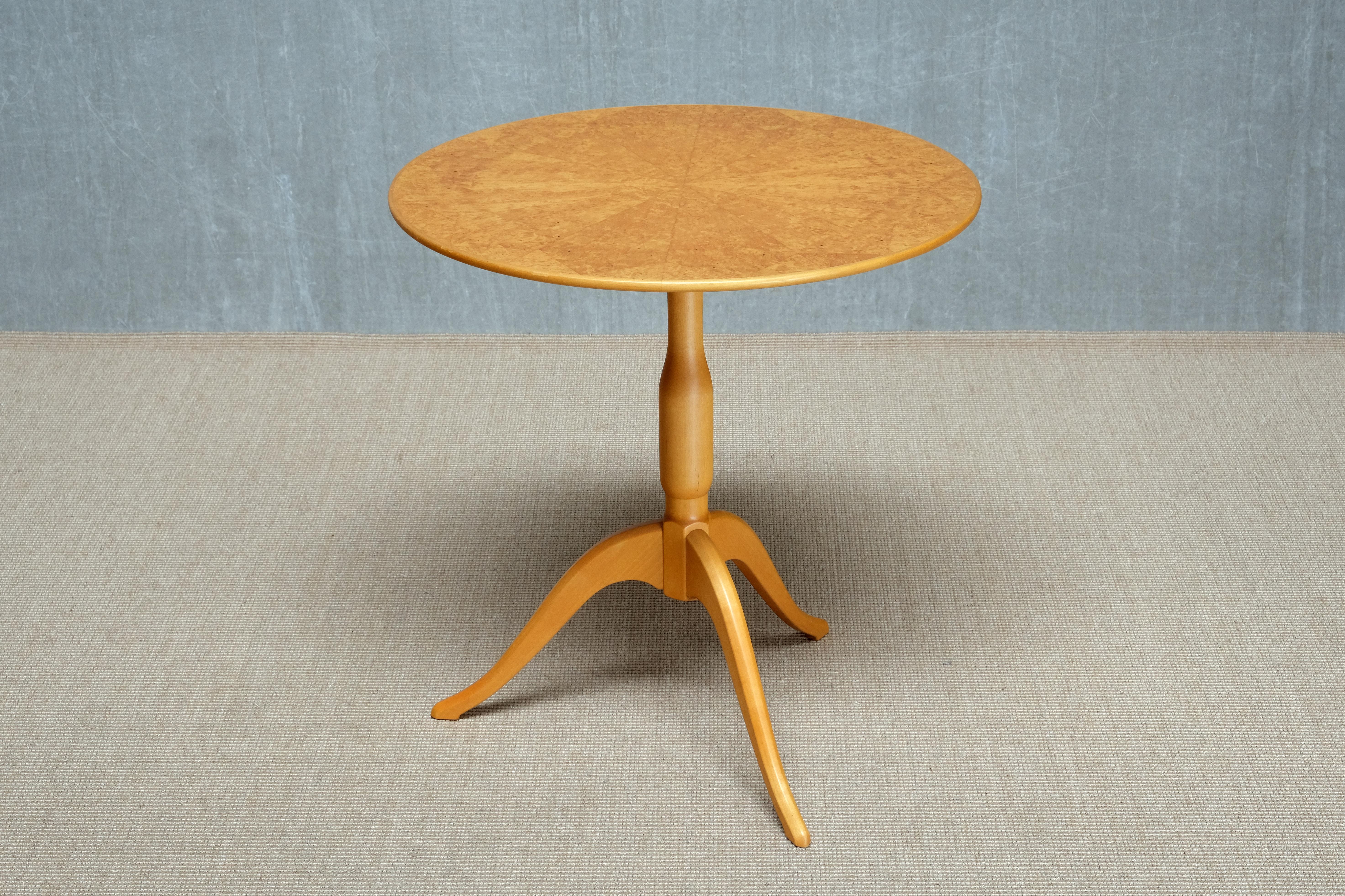 Table d'appoint Carl Malmsten 'Berg' à trois pieds en bouleau Masur, Suède, années 1950 en vente 6