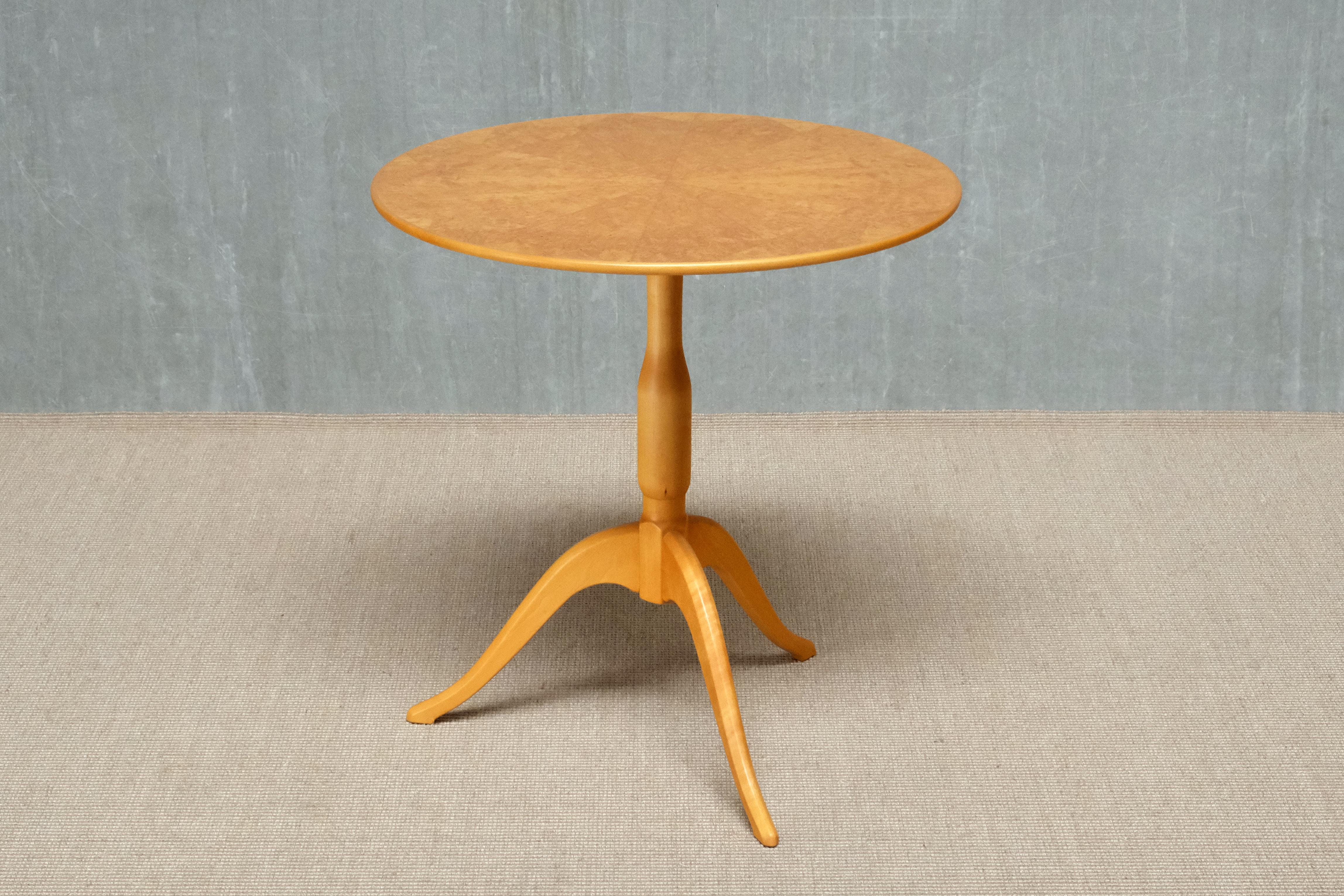 Cette élégante table d'appoint a été conçue par Carl Malmsten en 1936 dans le cadre de sa célèbre série Berg, une collection de tables à trois pieds distinctives. L'exemplaire présenté ici a été produit au début des années 1950 et reflète le