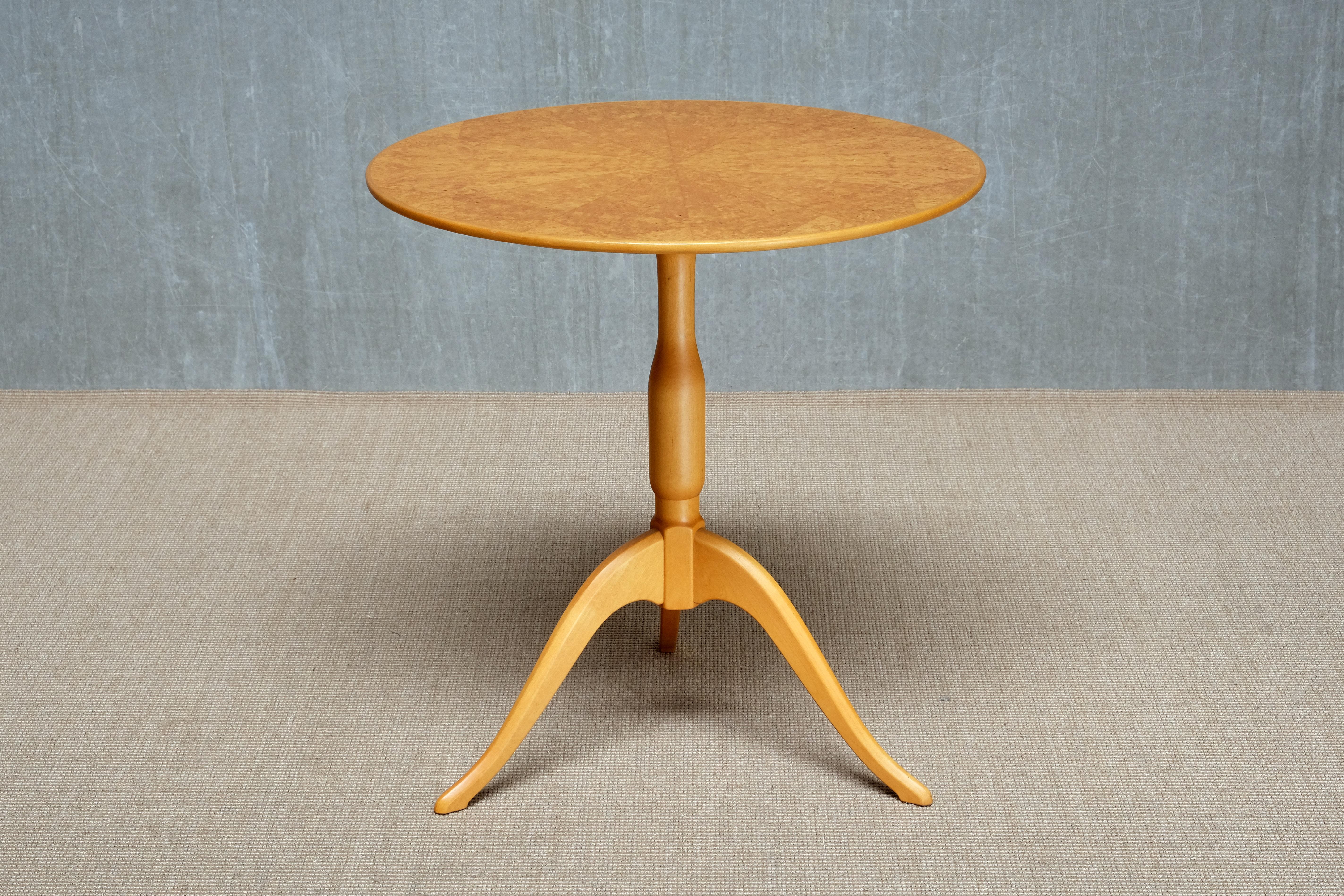 Scandinave moderne Table d'appoint Carl Malmsten 'Berg' à trois pieds en bouleau Masur, Suède, années 1950 en vente
