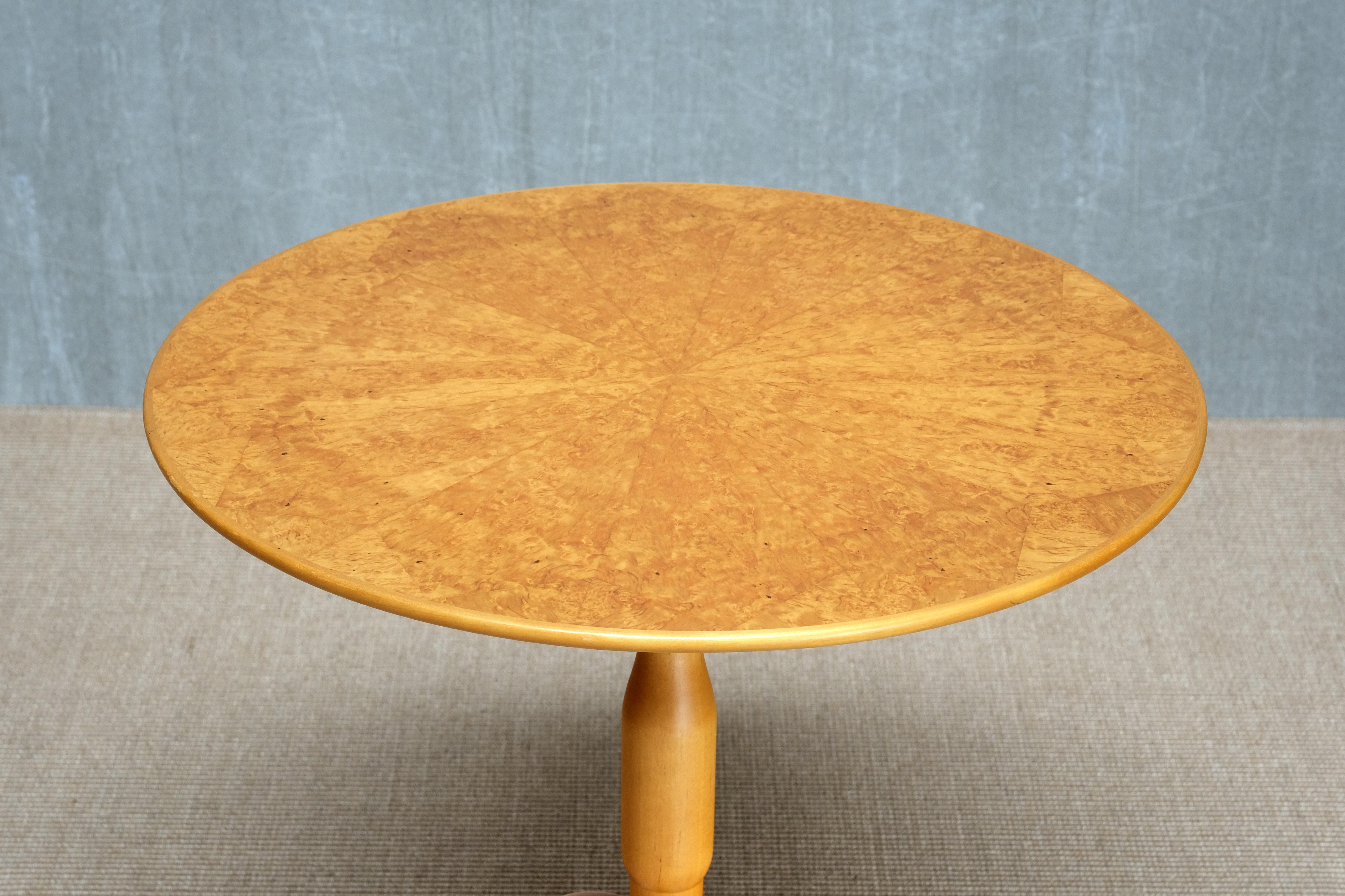 Suédois Table d'appoint Carl Malmsten 'Berg' à trois pieds en bouleau Masur, Suède, années 1950 en vente